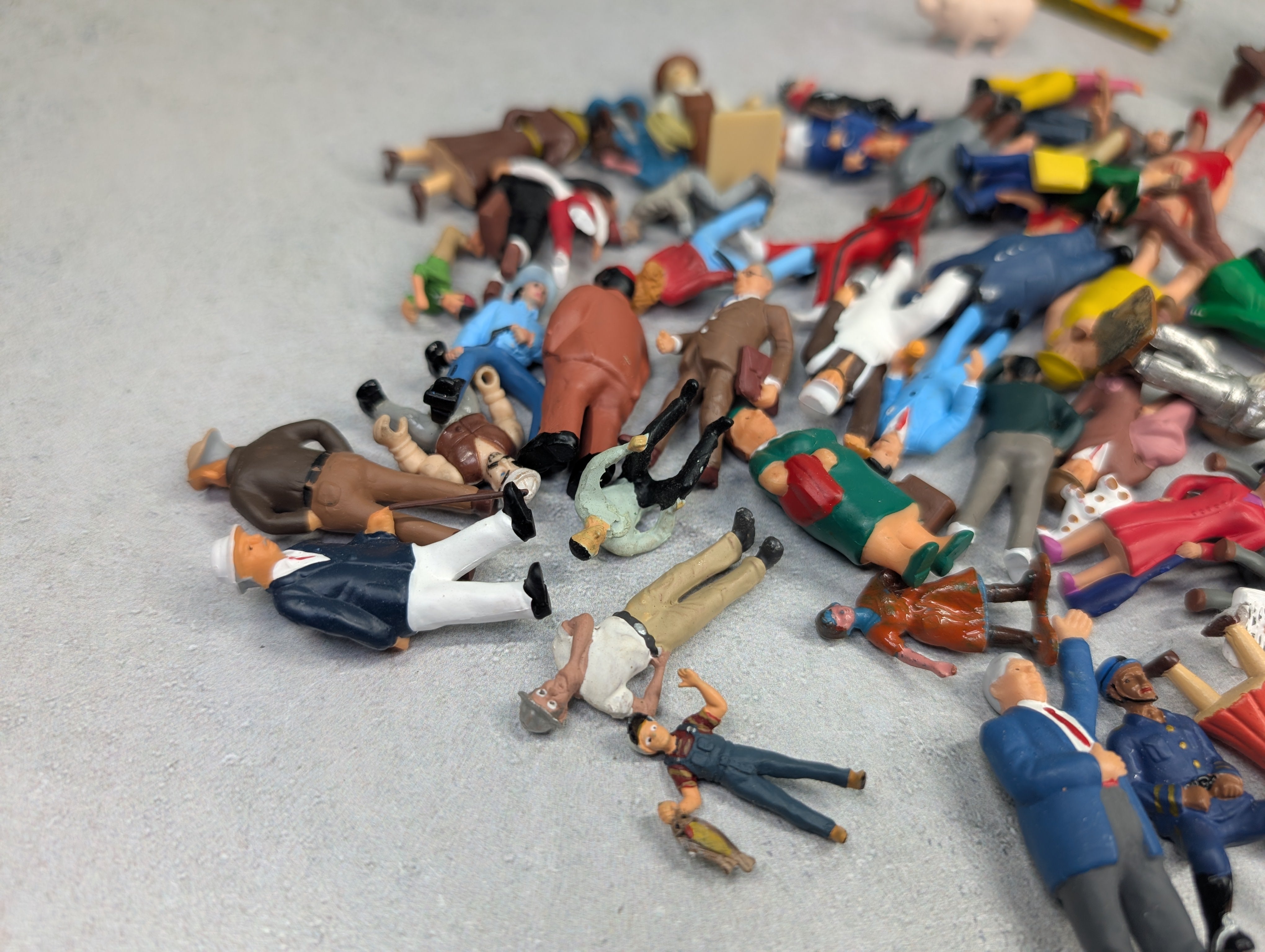 USED O Generous Lot of People / Figures (50+ pcs)