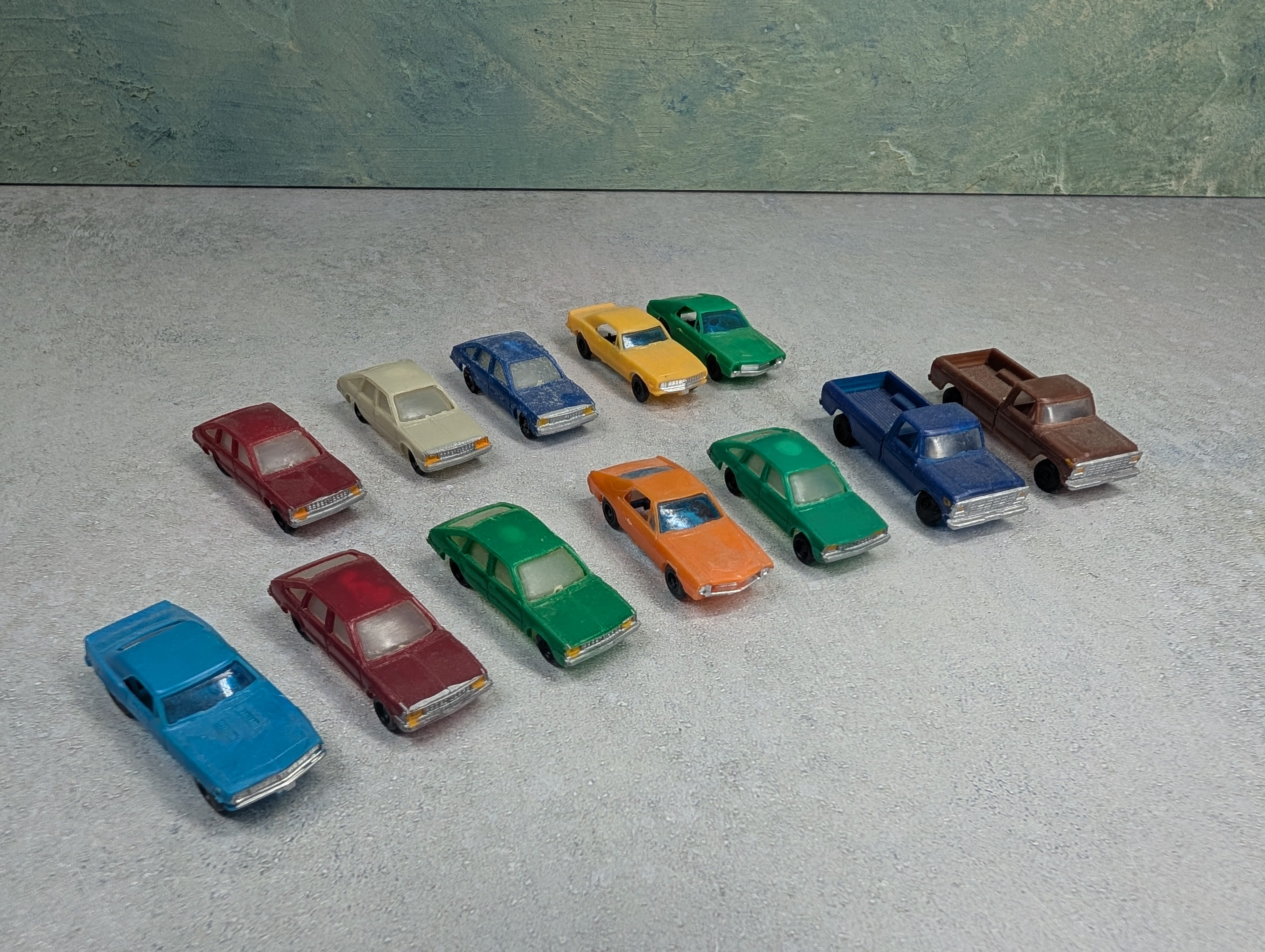 USED HO Scale Lot of Vehicles (12 pcs)