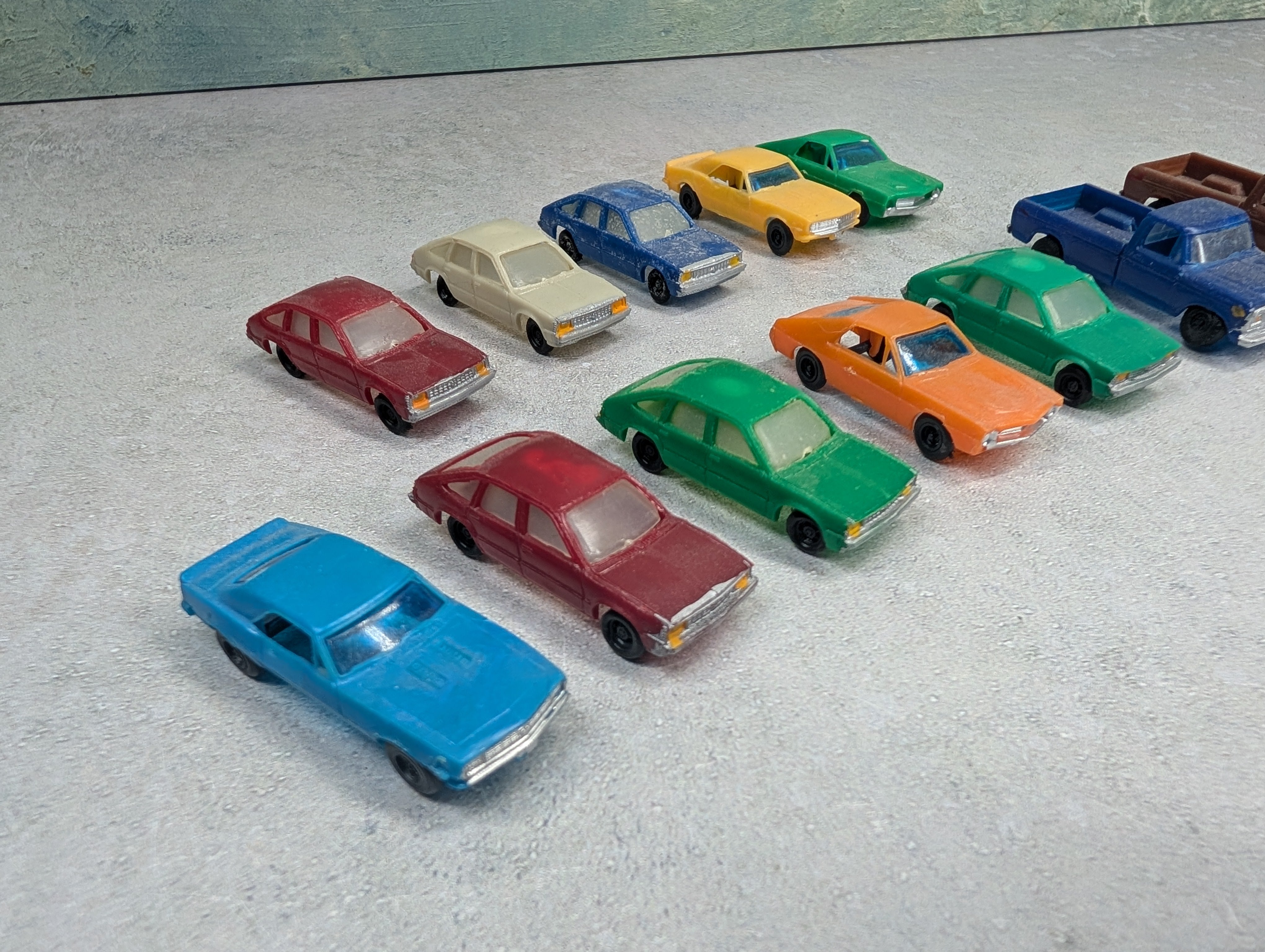 USED HO Scale Lot of Vehicles (12 pcs)