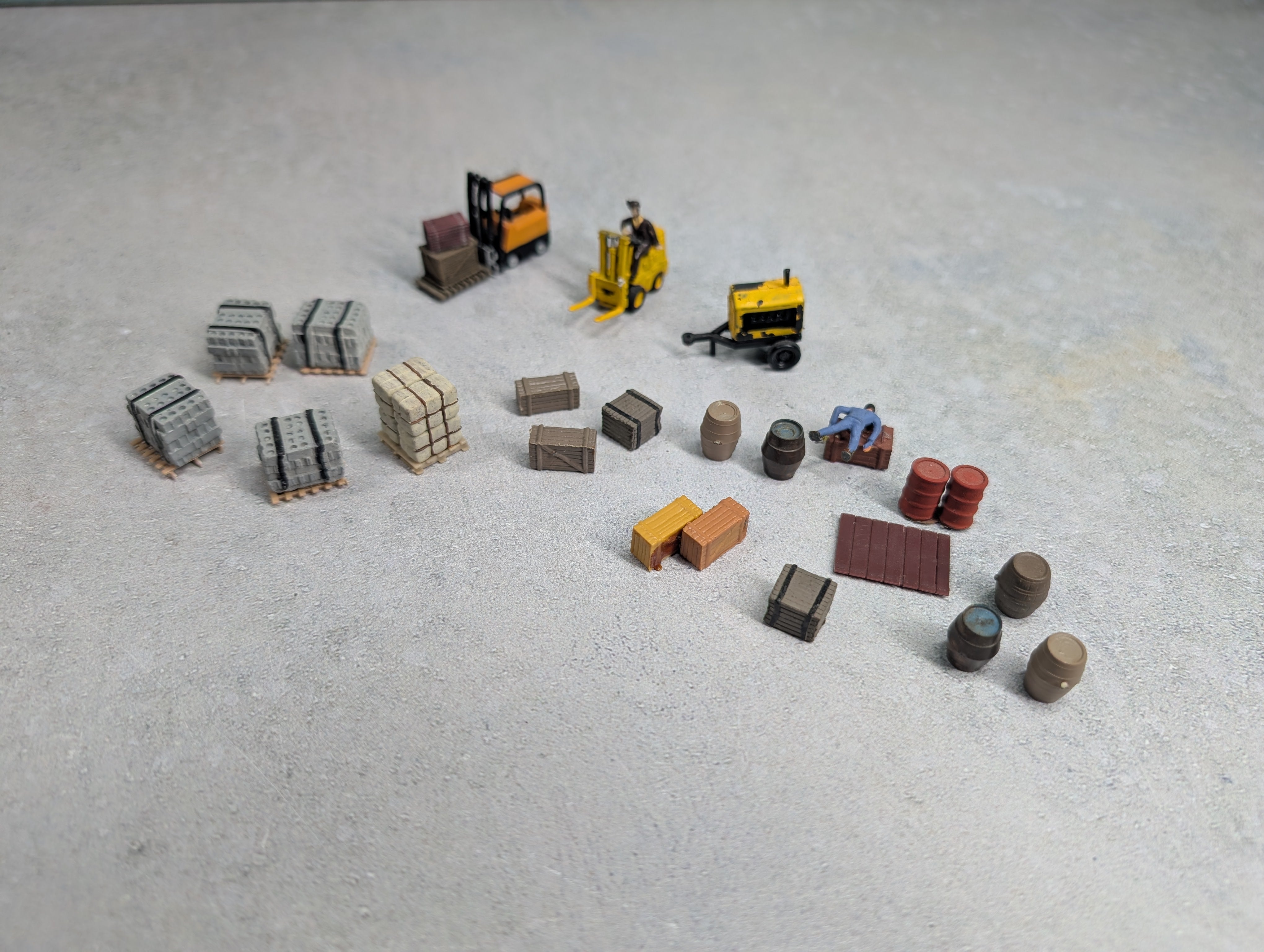 USED HO Scale Lot of Pallets, Forklifts & Barrels (20+ pcs)
