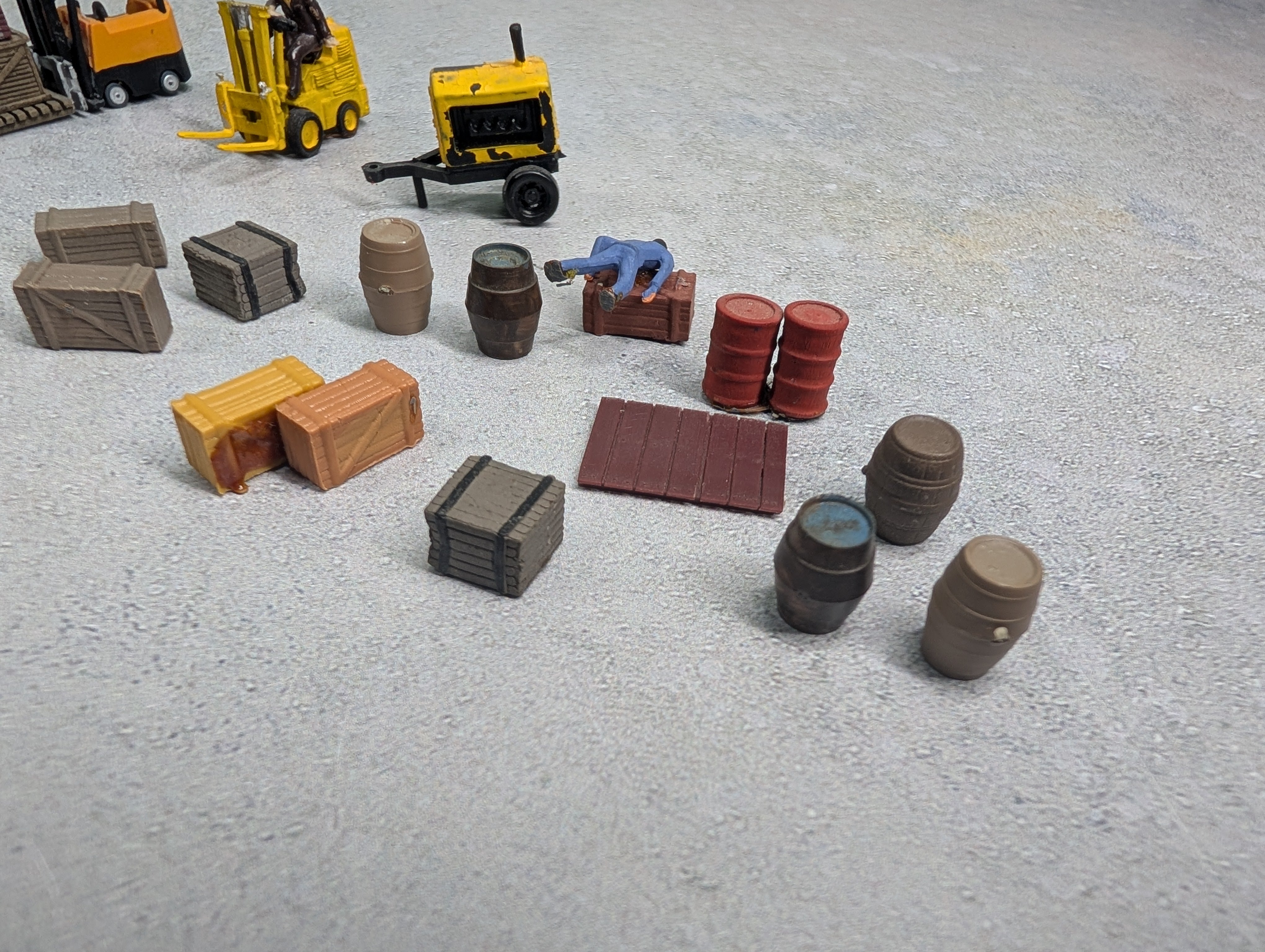 USED HO Scale Lot of Pallets, Forklifts & Barrels (20+ pcs)