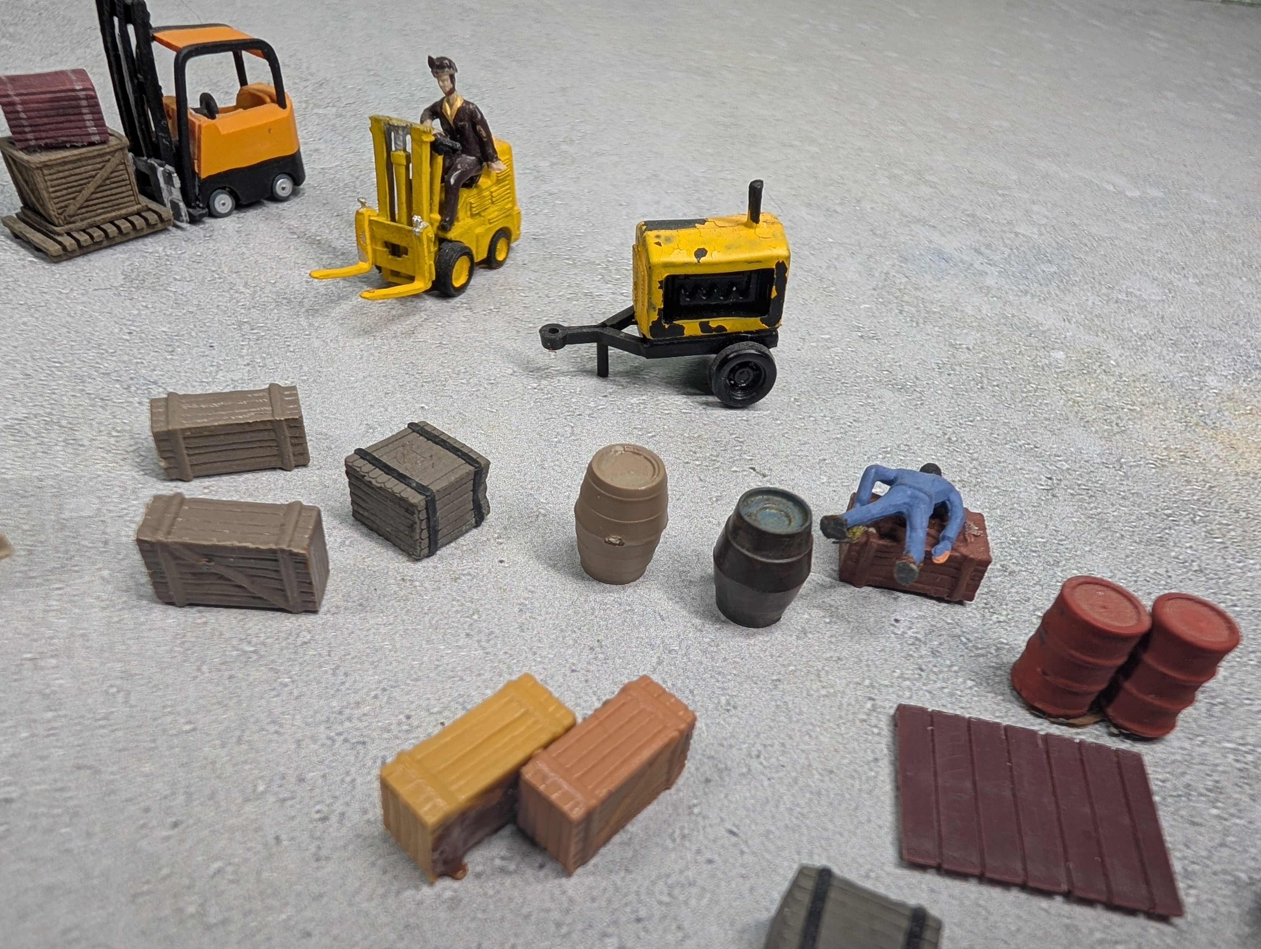 USED HO Scale Lot of Pallets, Forklifts & Barrels (20+ pcs)