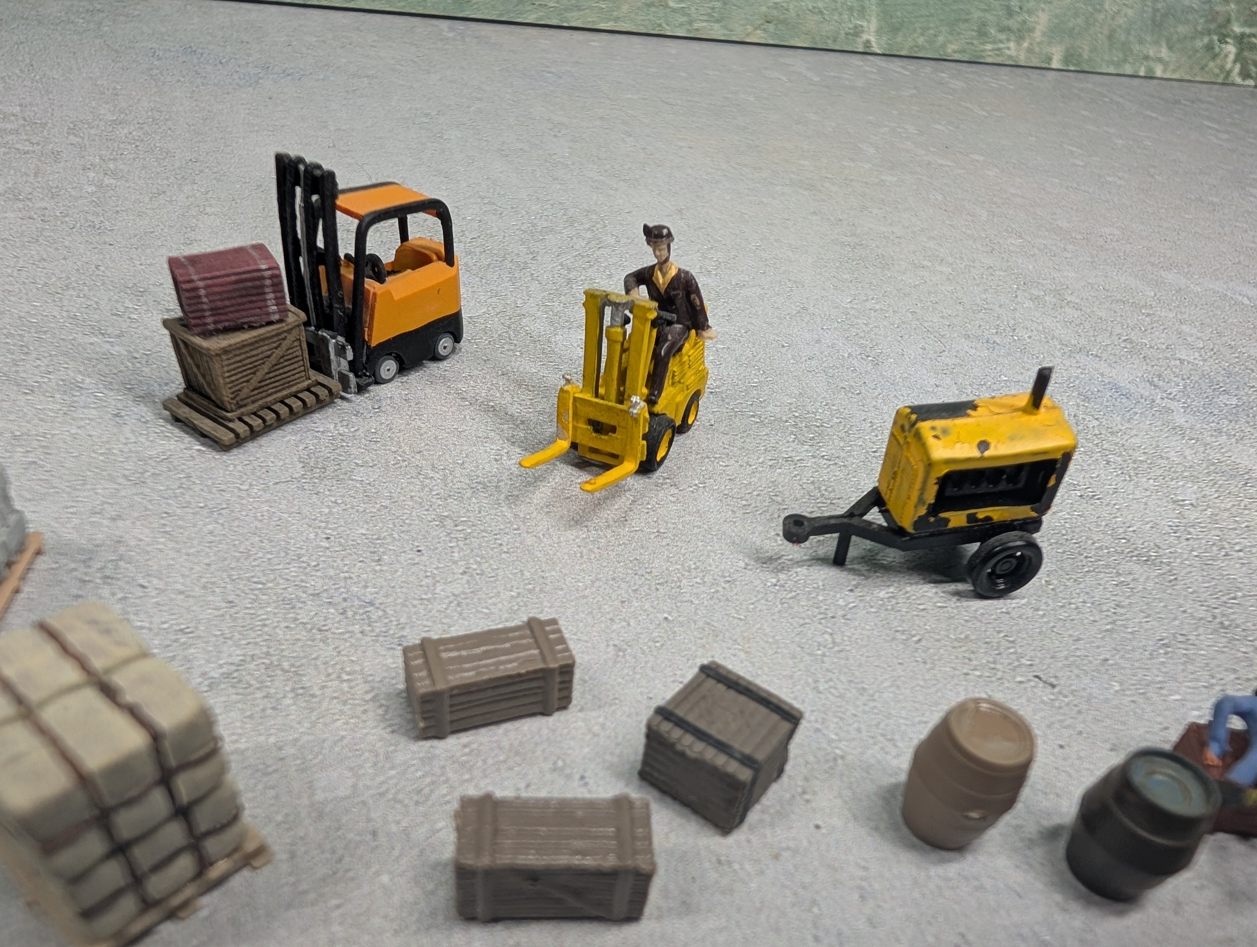 USED HO Scale Lot of Pallets, Forklifts & Barrels (20+ pcs)
