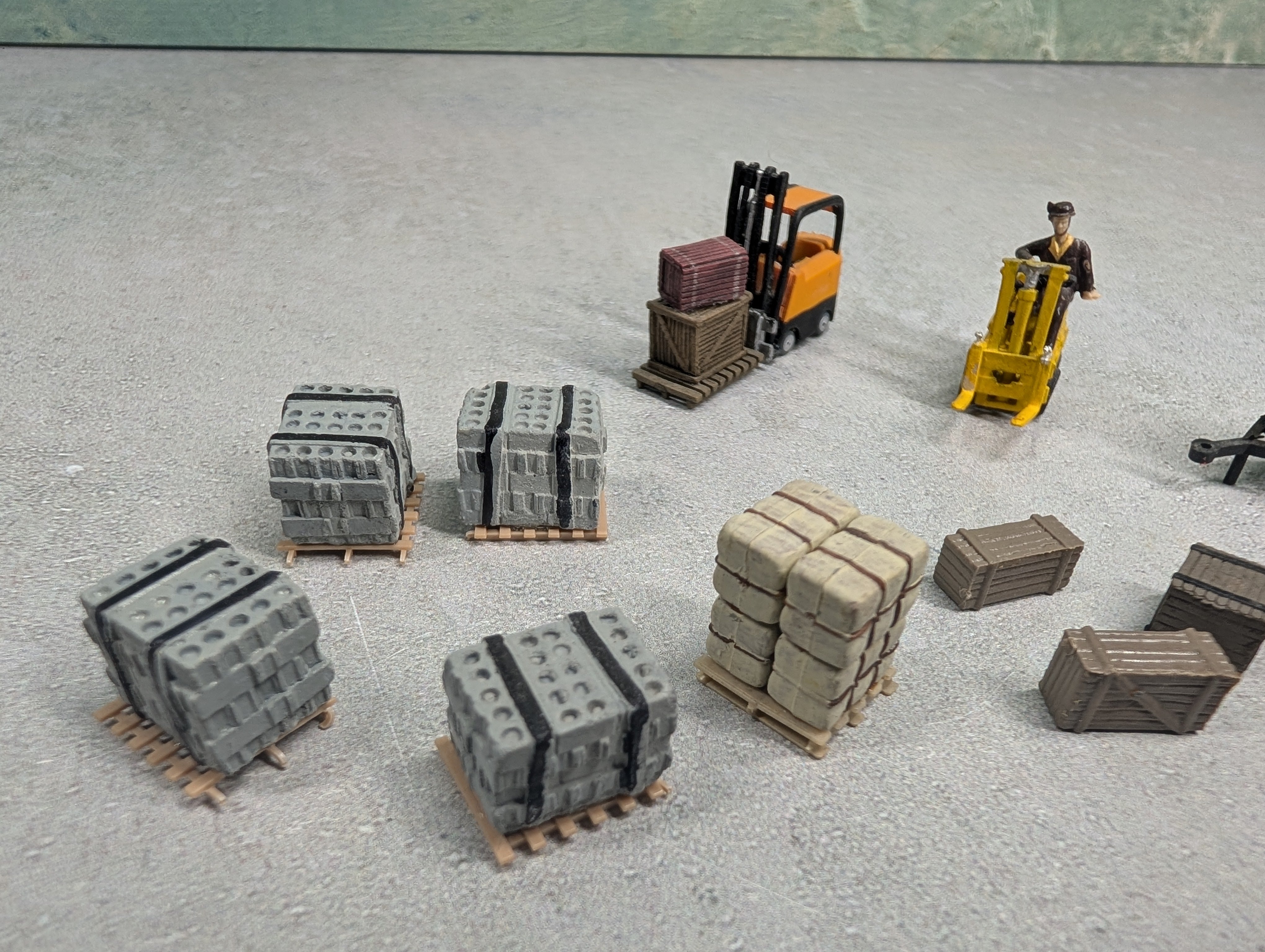 USED HO Scale Lot of Pallets, Forklifts & Barrels (20+ pcs)