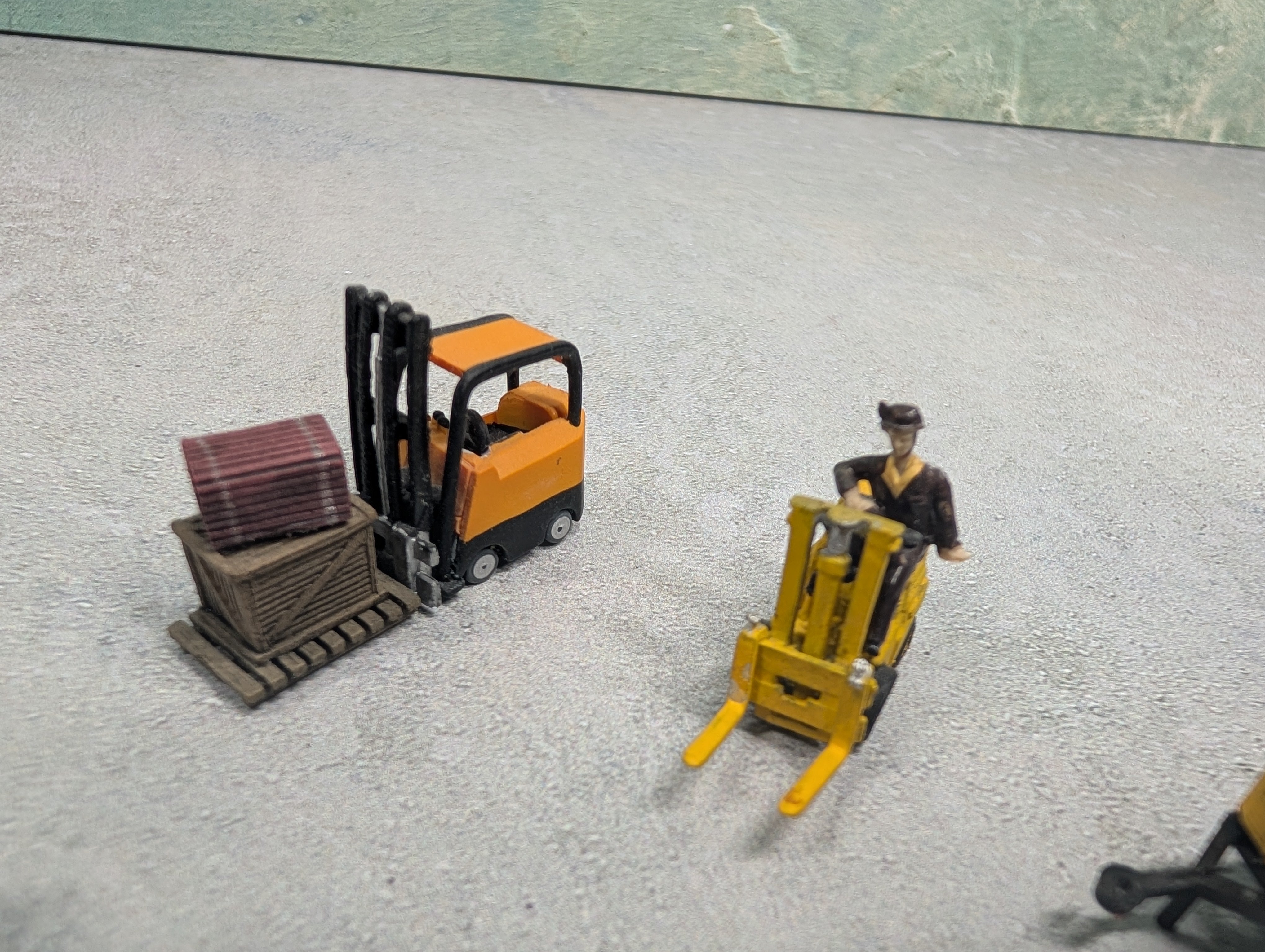 USED HO Scale Lot of Pallets, Forklifts & Barrels (20+ pcs)