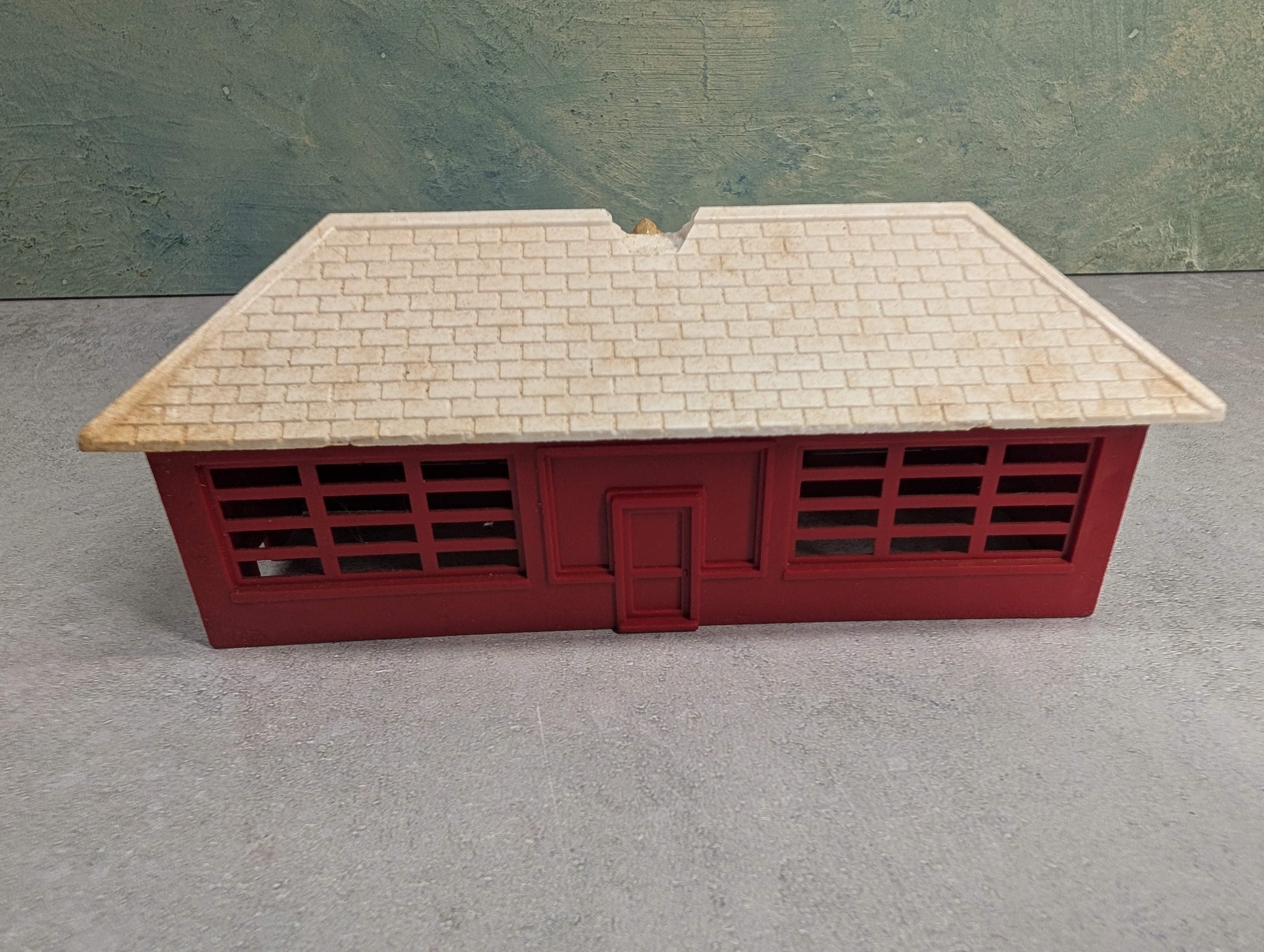 USED Bachmann HO Scale Red School House
