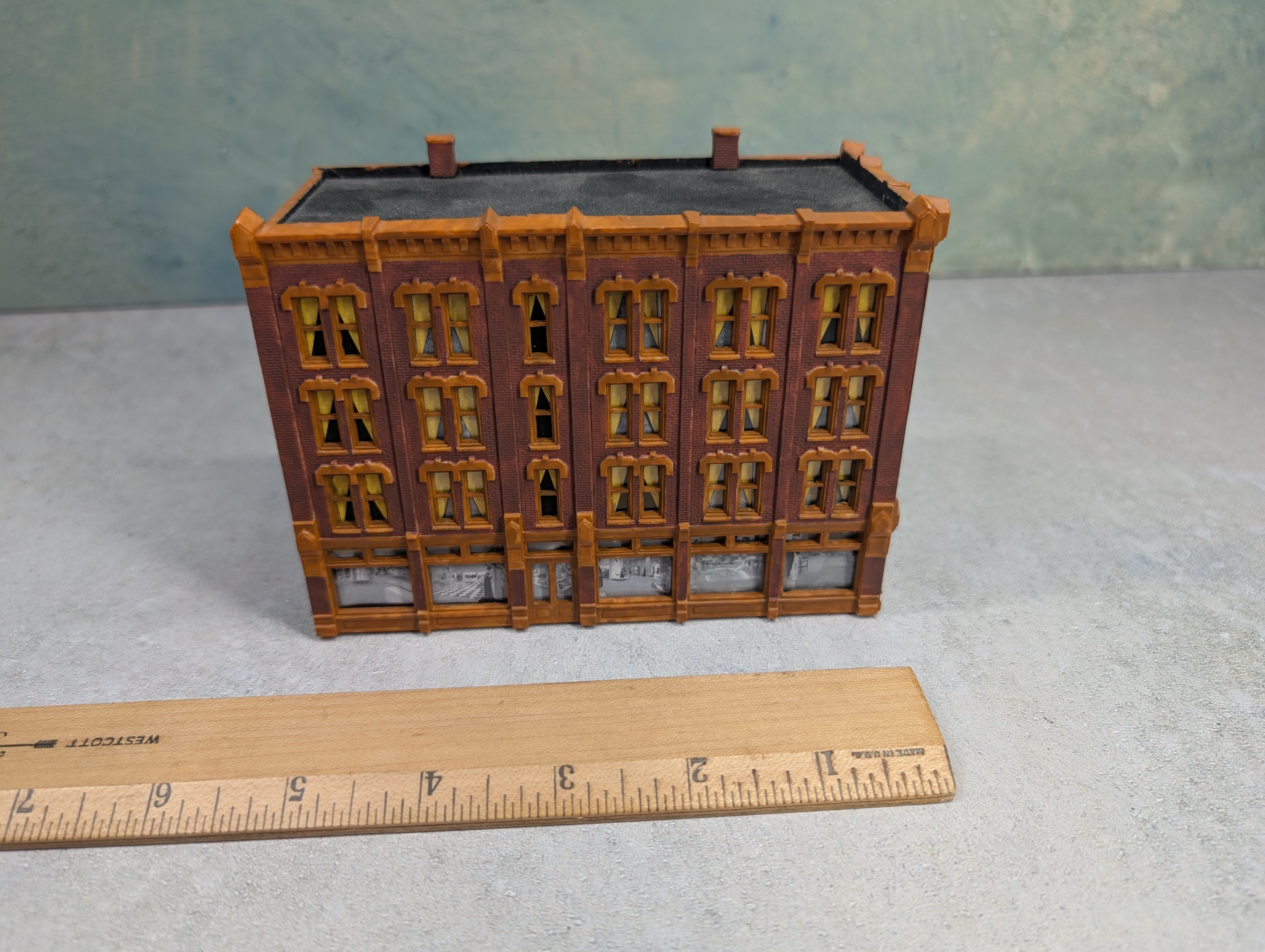 USED HO Scale Brick Store Front w/ Apartments
