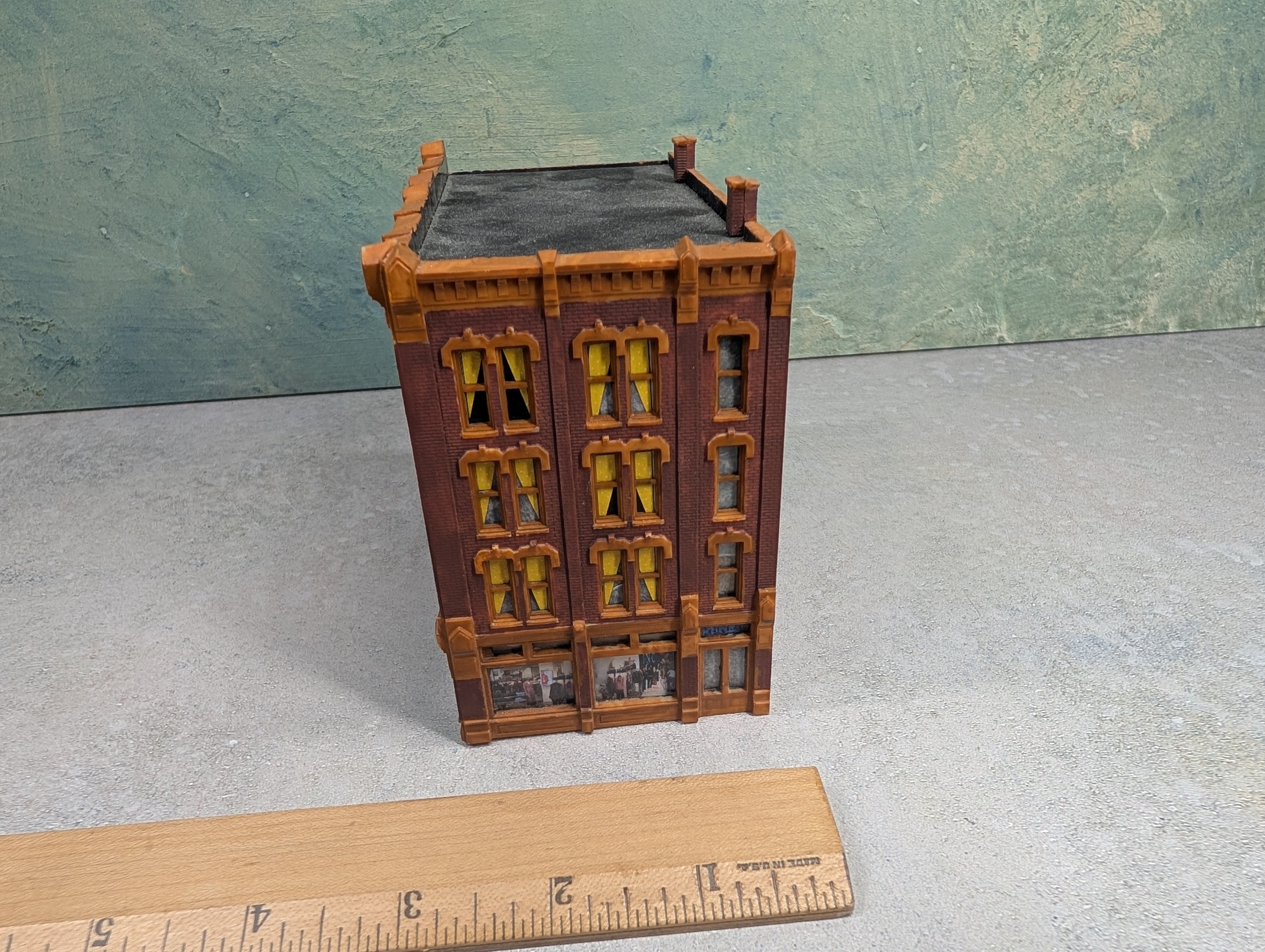 USED HO Scale Brick Store Front w/ Apartments