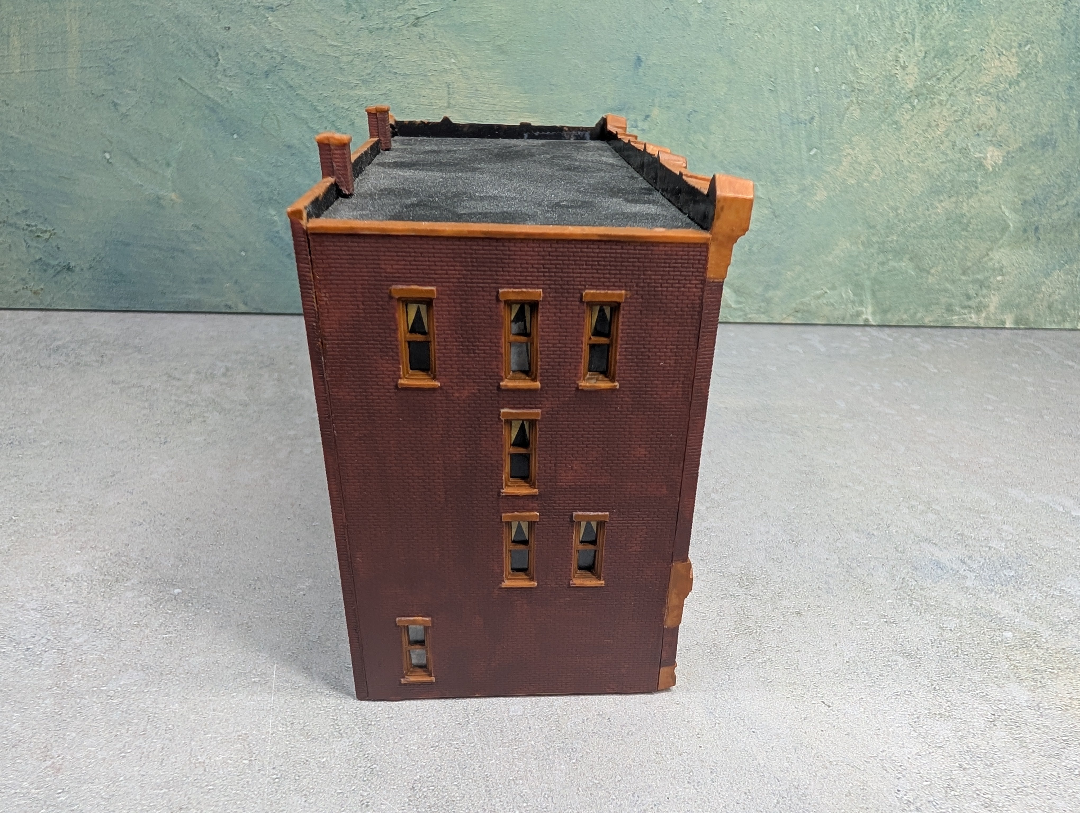 USED HO Scale Brick Store Front w/ Apartments