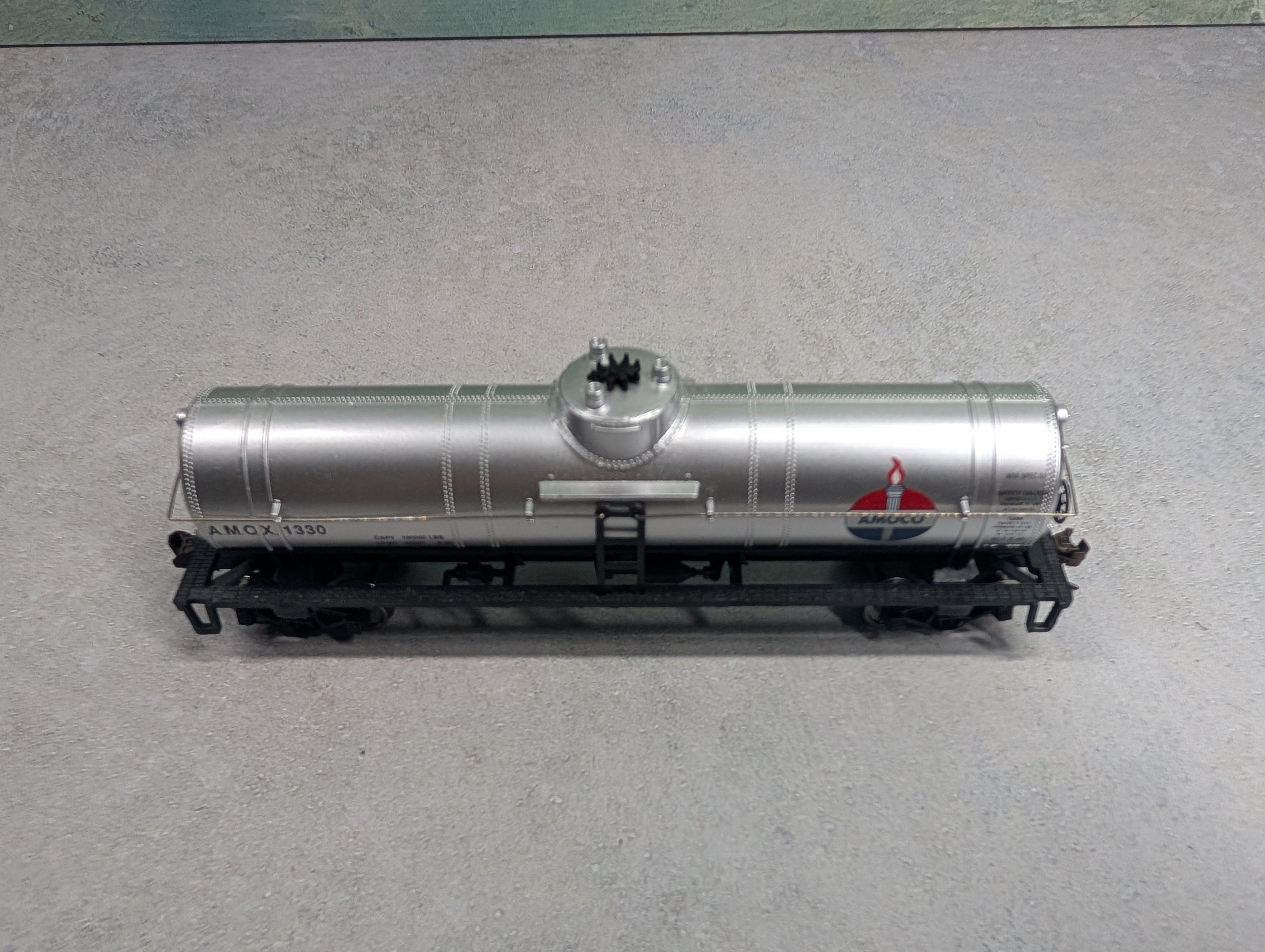 USED Walthers HO Scale Single Dome Tank Car Amoco AMOX #1330