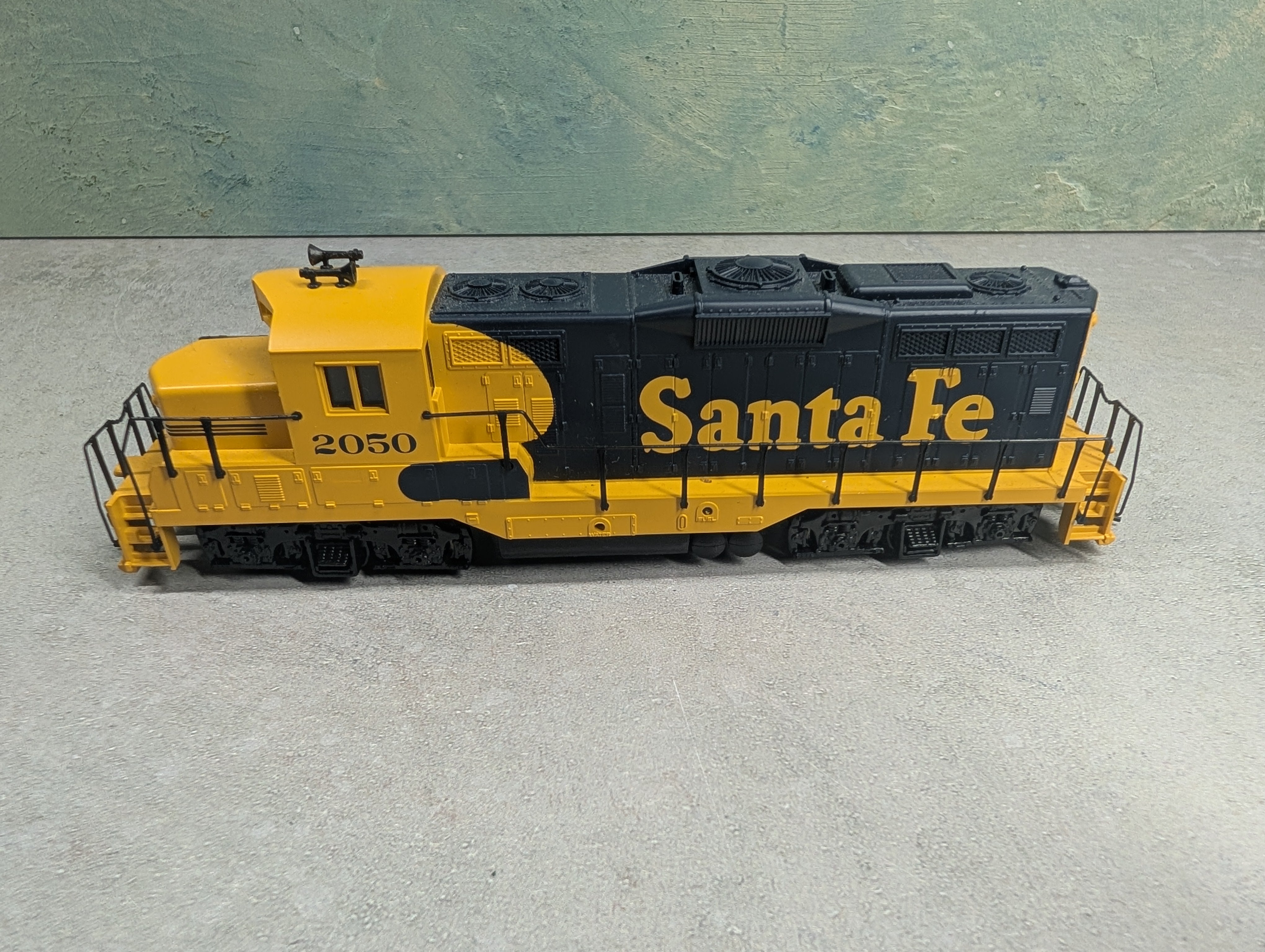 USED Walthers 931-103 HO Scale EMD GP9M Diesel Locomotive Santa Fe #2050 Runs Great DC
