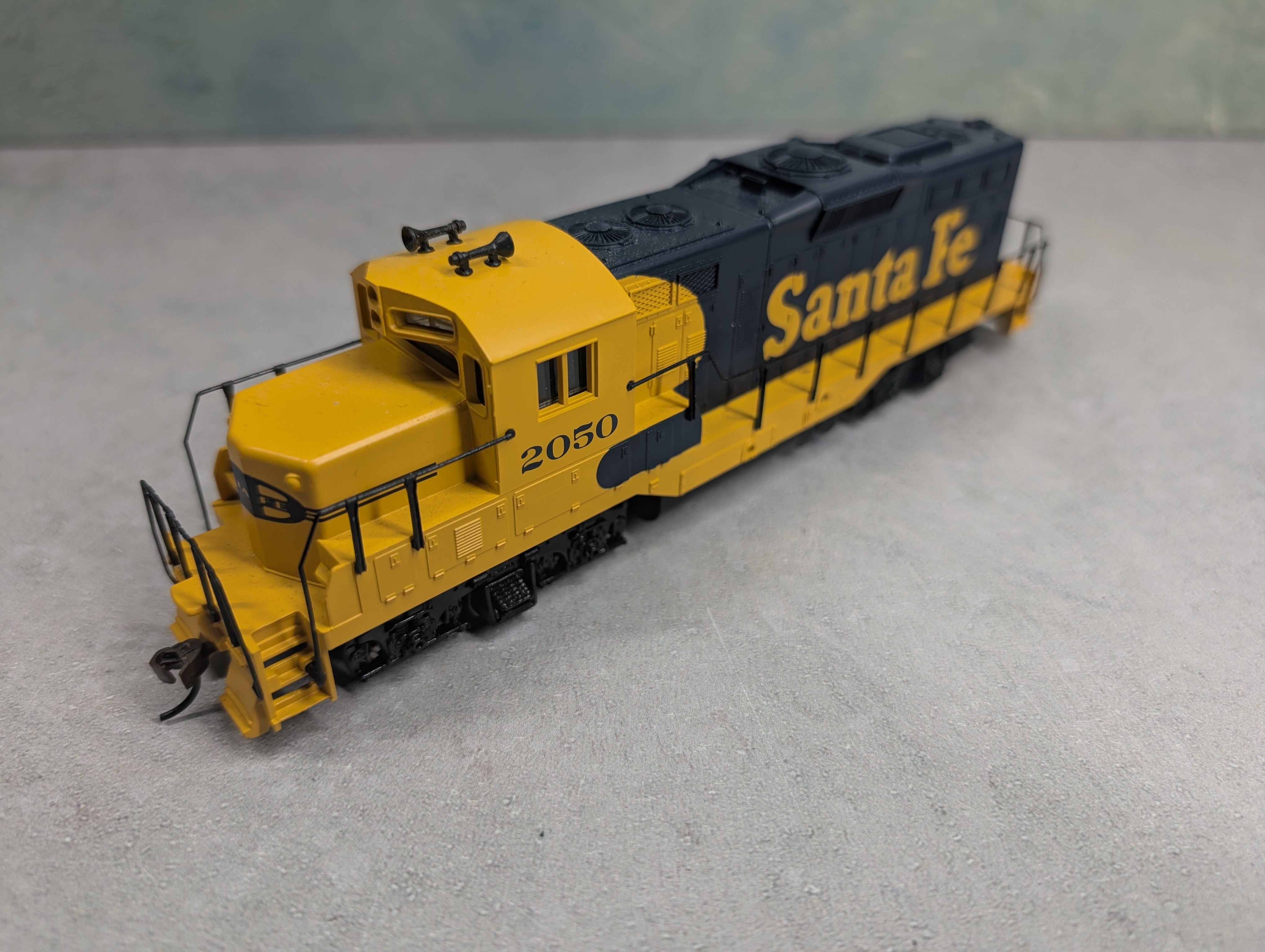 USED Walthers 931-103 HO Scale EMD GP9M Diesel Locomotive Santa Fe #2050 Runs Great DC