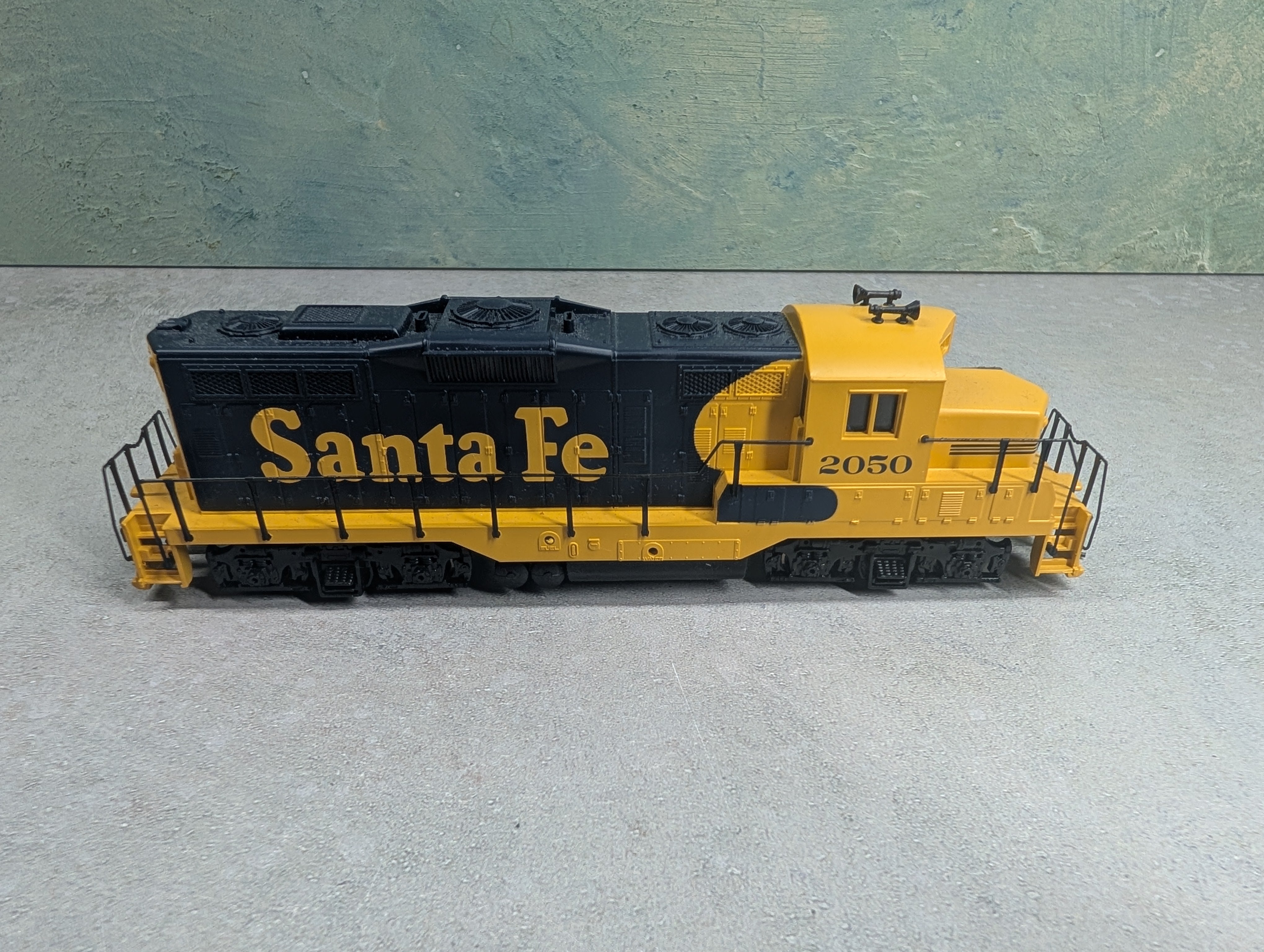 USED Walthers 931-103 HO Scale EMD GP9M Diesel Locomotive Santa Fe #2050 Runs Great DC
