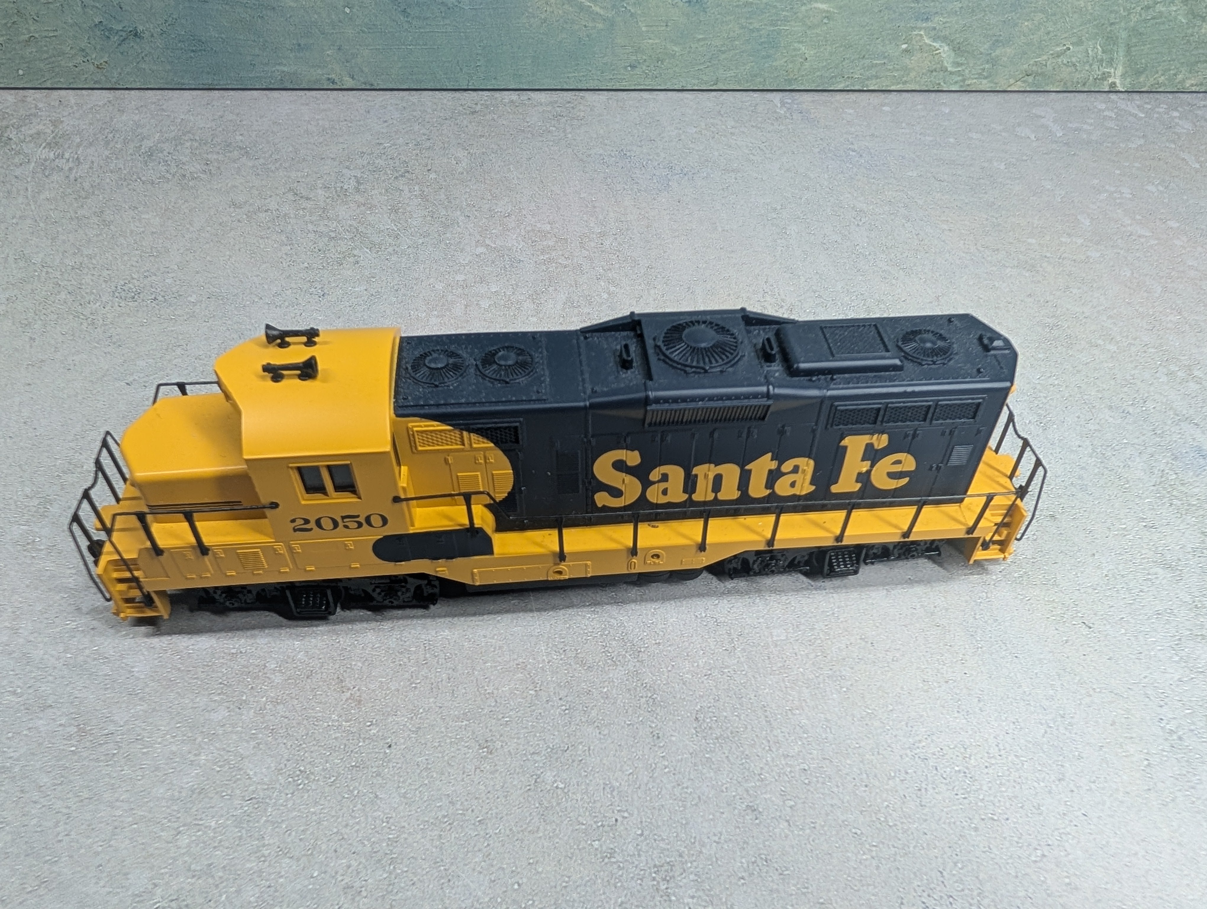 USED Walthers 931-103 HO Scale EMD GP9M Diesel Locomotive Santa Fe #2050 Runs Great DC