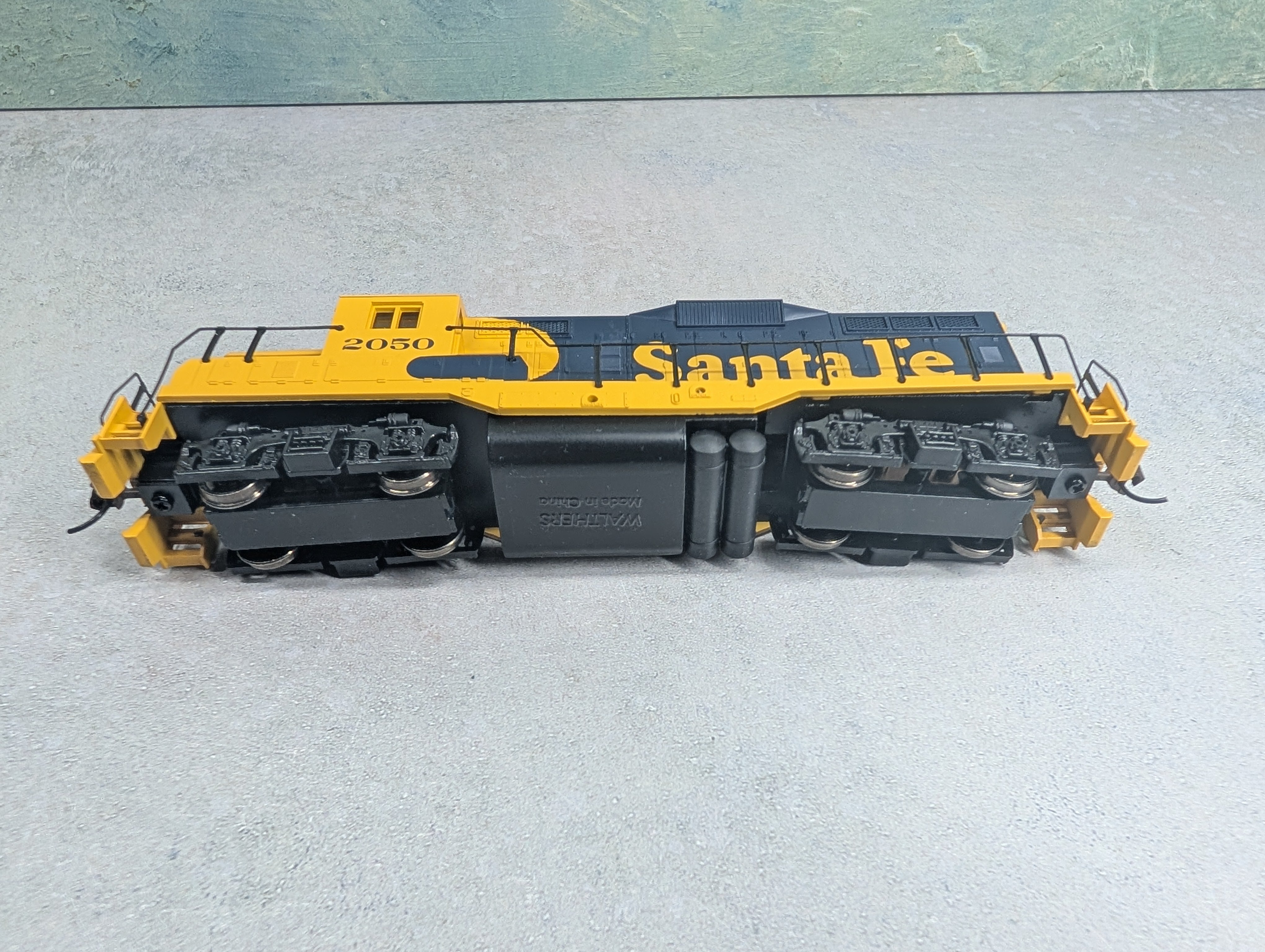 USED Walthers 931-103 HO Scale EMD GP9M Diesel Locomotive Santa Fe #2050 Runs Great DC
