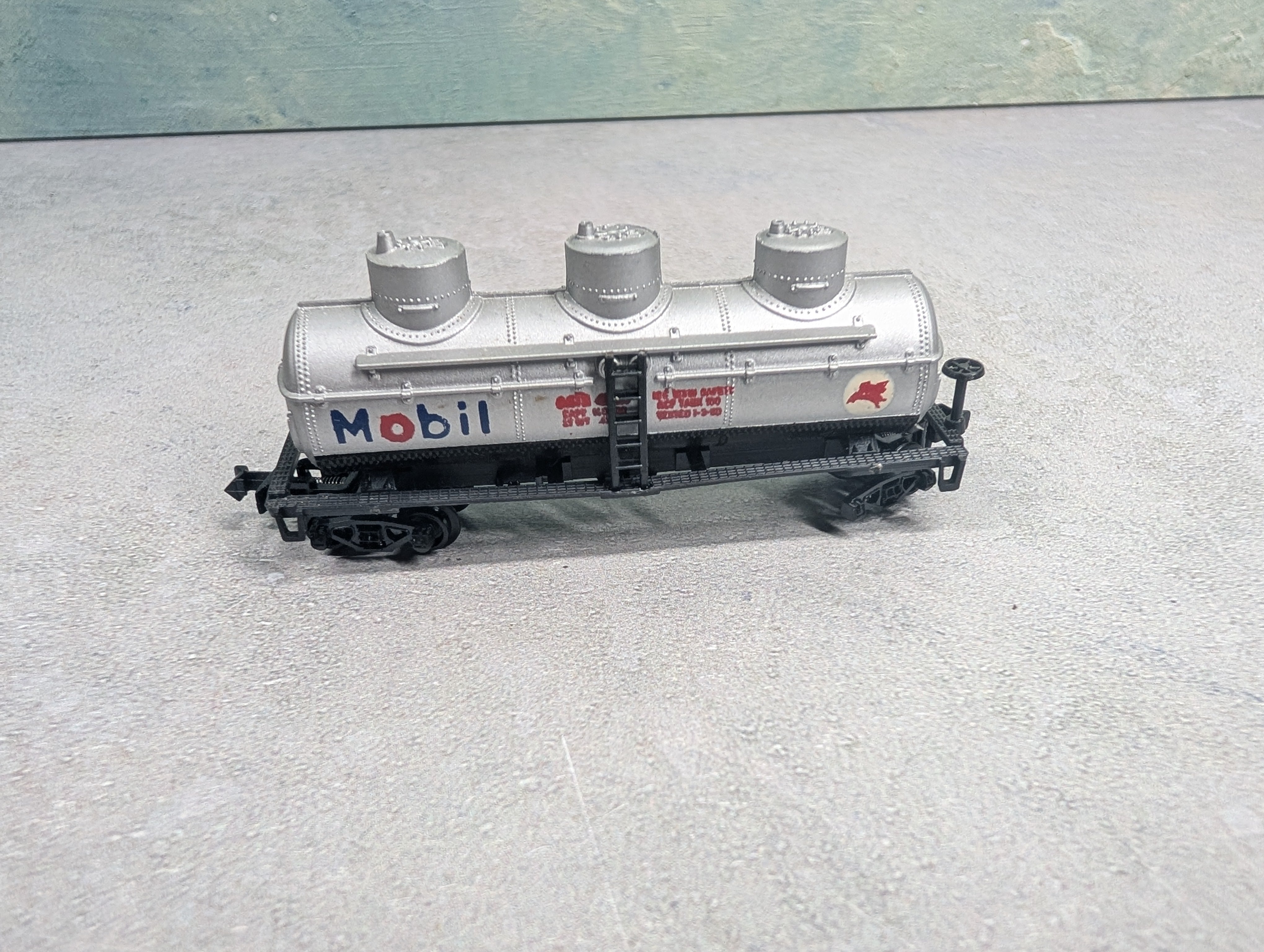 USED Model Power N Scale Triple Dome Tank Car Mobil