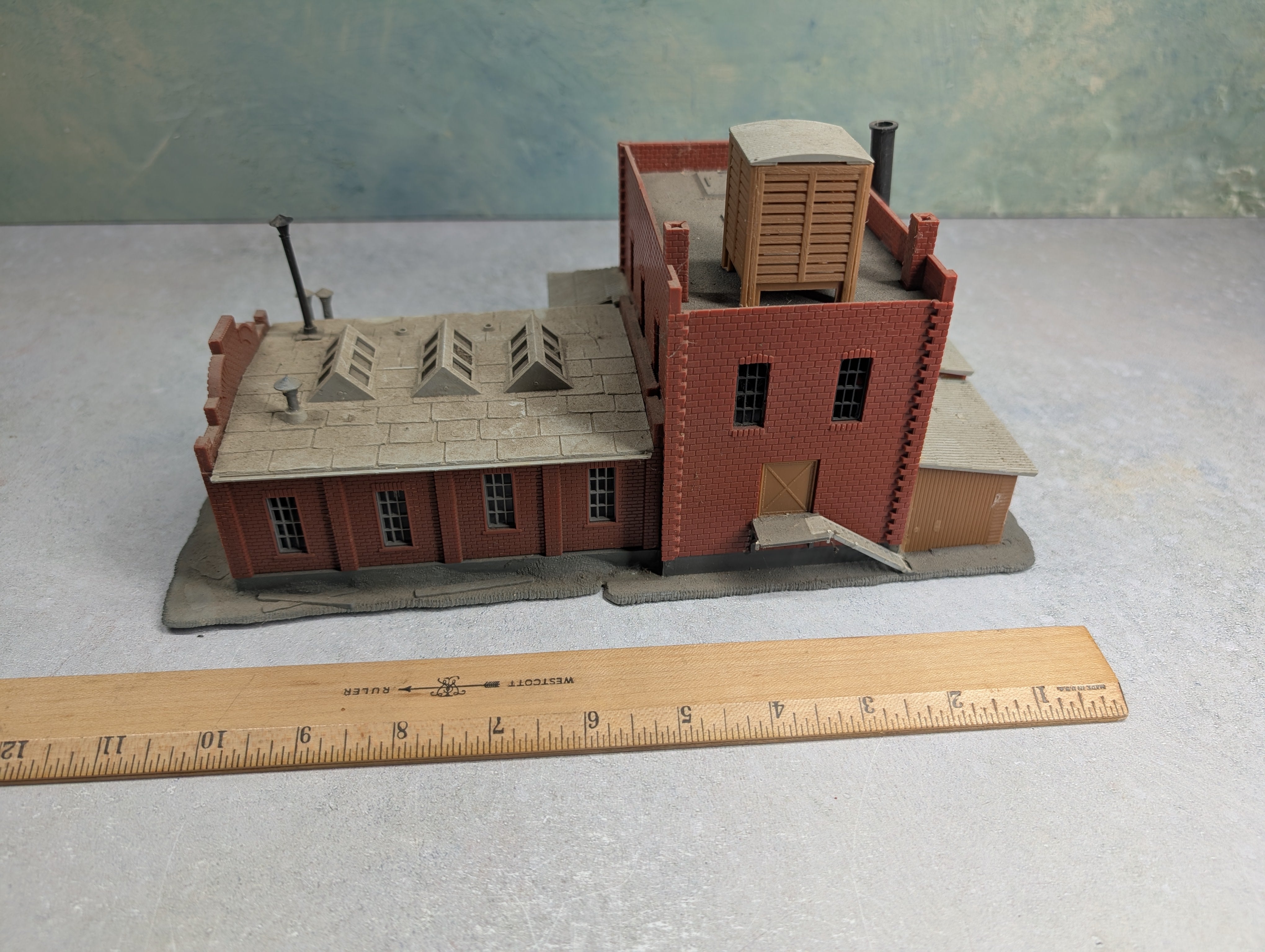 USED Pola HO Scale Crusom Casket Co Building, Brick Building