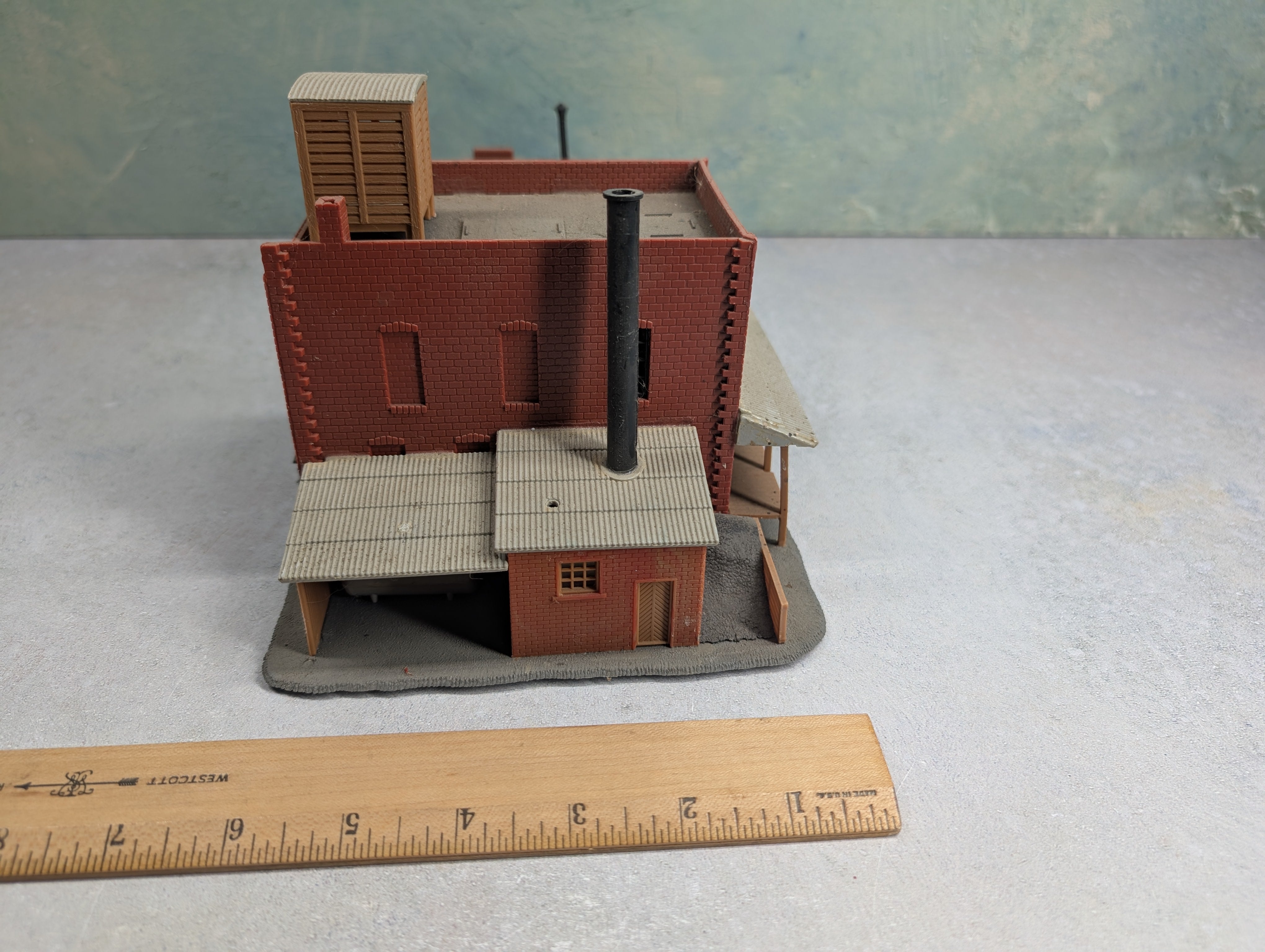 USED Pola HO Scale Crusom Casket Co Building, Brick Building