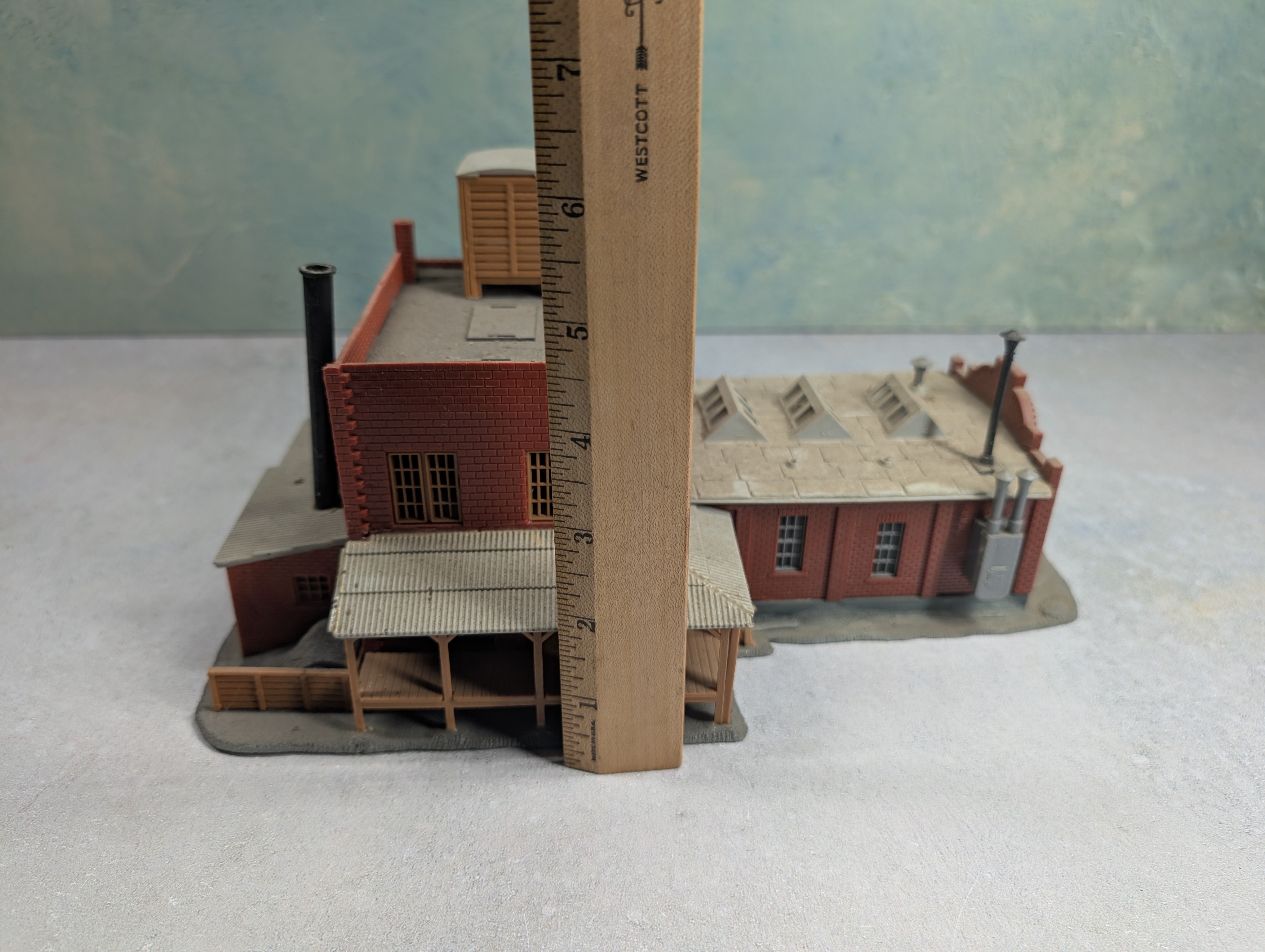 USED Pola HO Scale Crusom Casket Co Building, Brick Building
