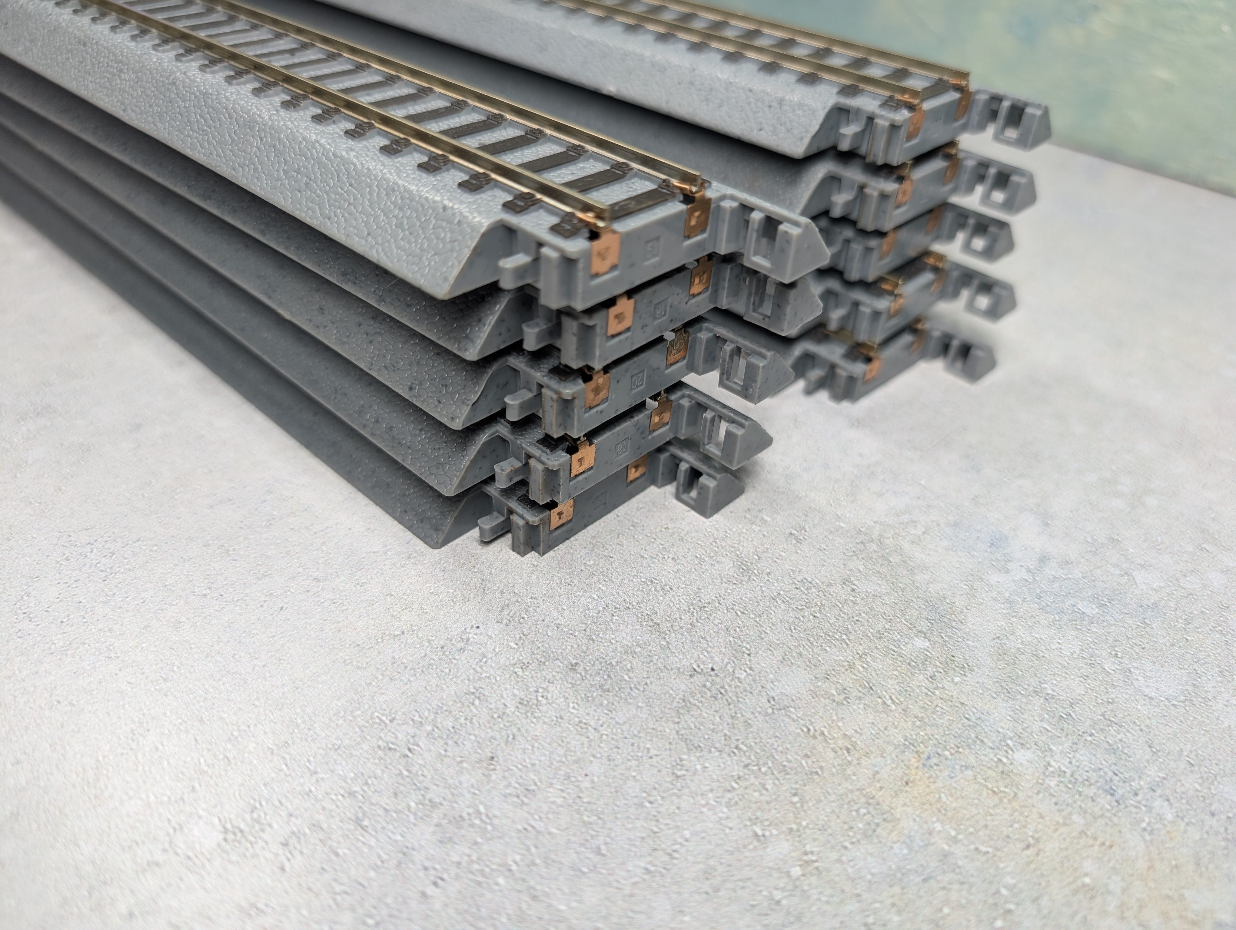 USED WalthersTrainline HO Scale Power-Loc 9" Straight Track Gray (10 pcs)