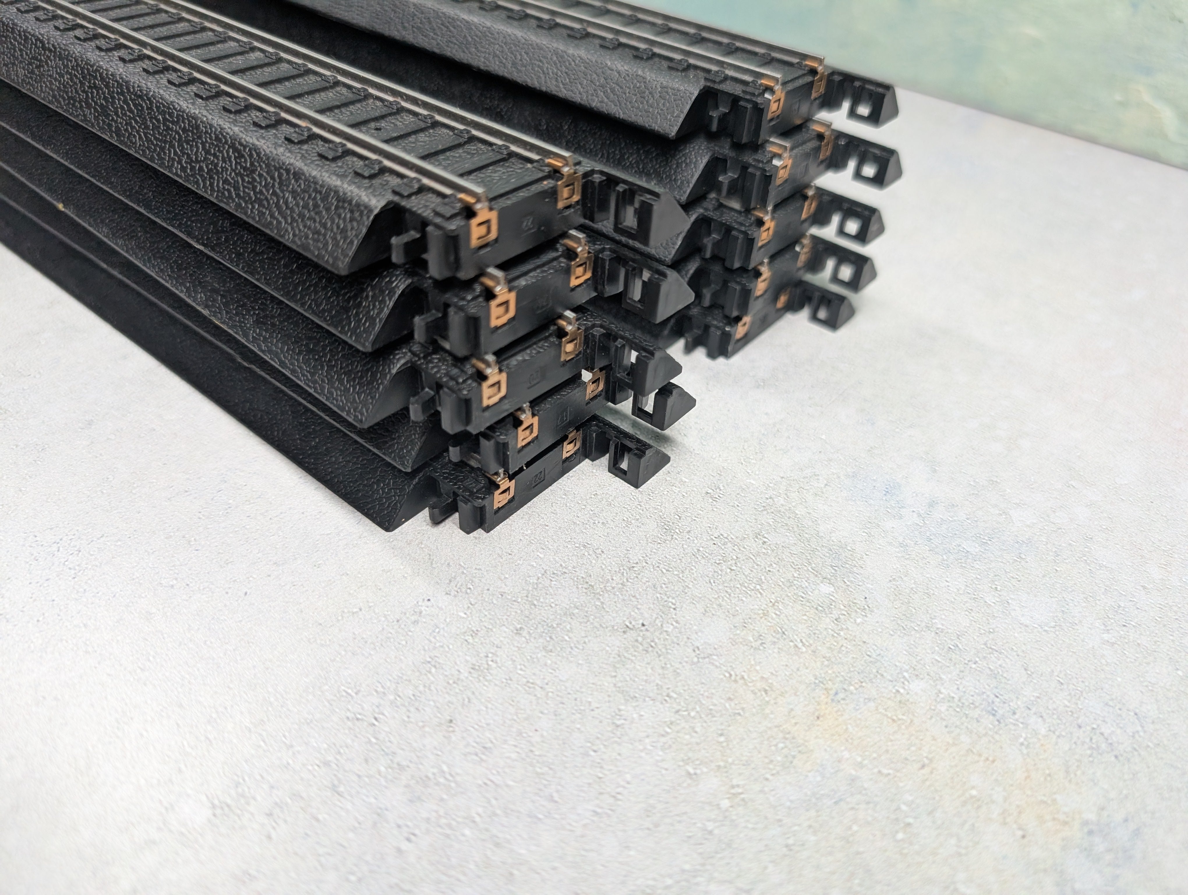 USED Life-Like HO Scale Power-Loc 9" Straight Track Black (10 pcs)
