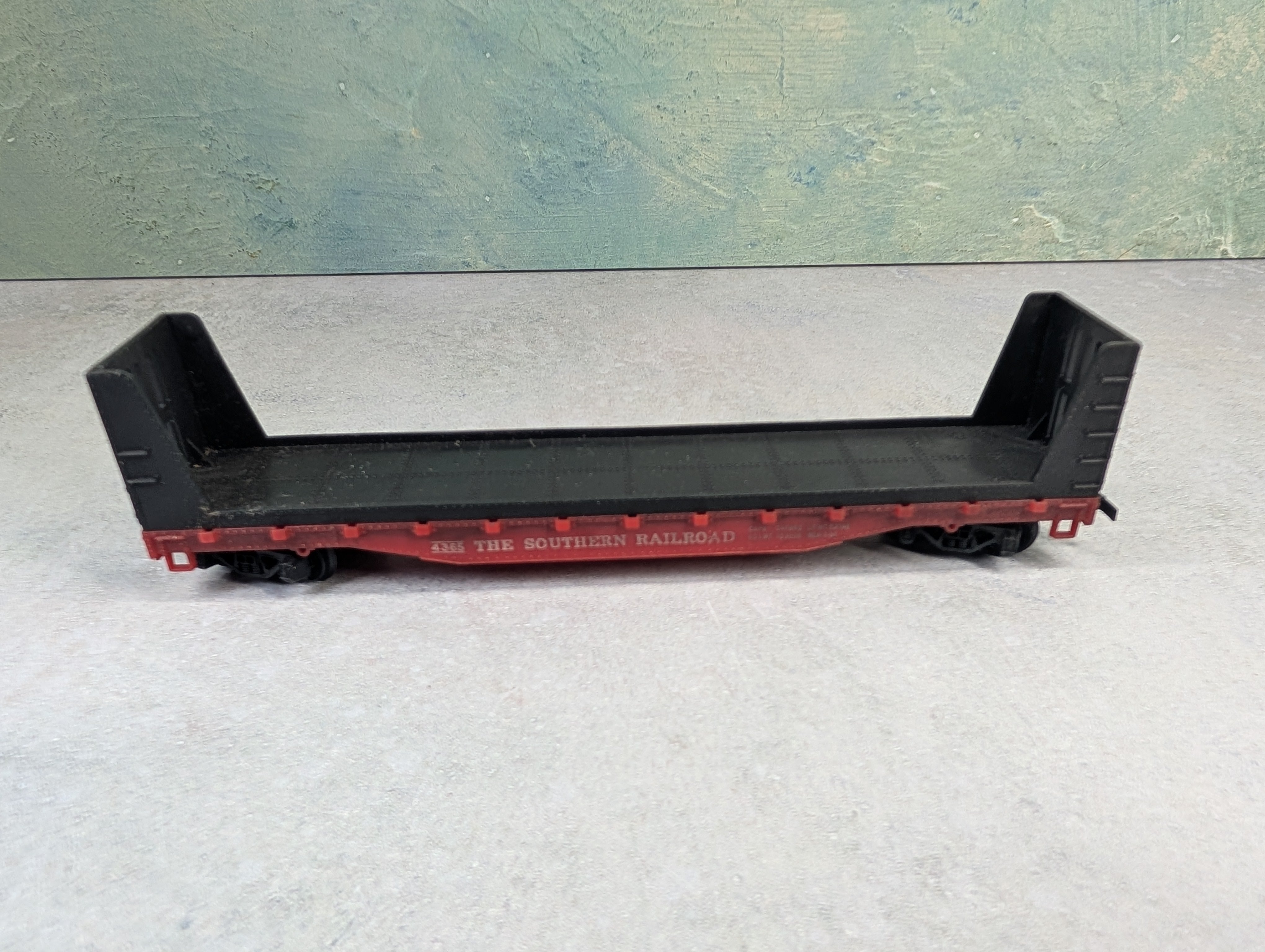 USED Mantua HO Scale Bulkhead Flat Car Southern #4365