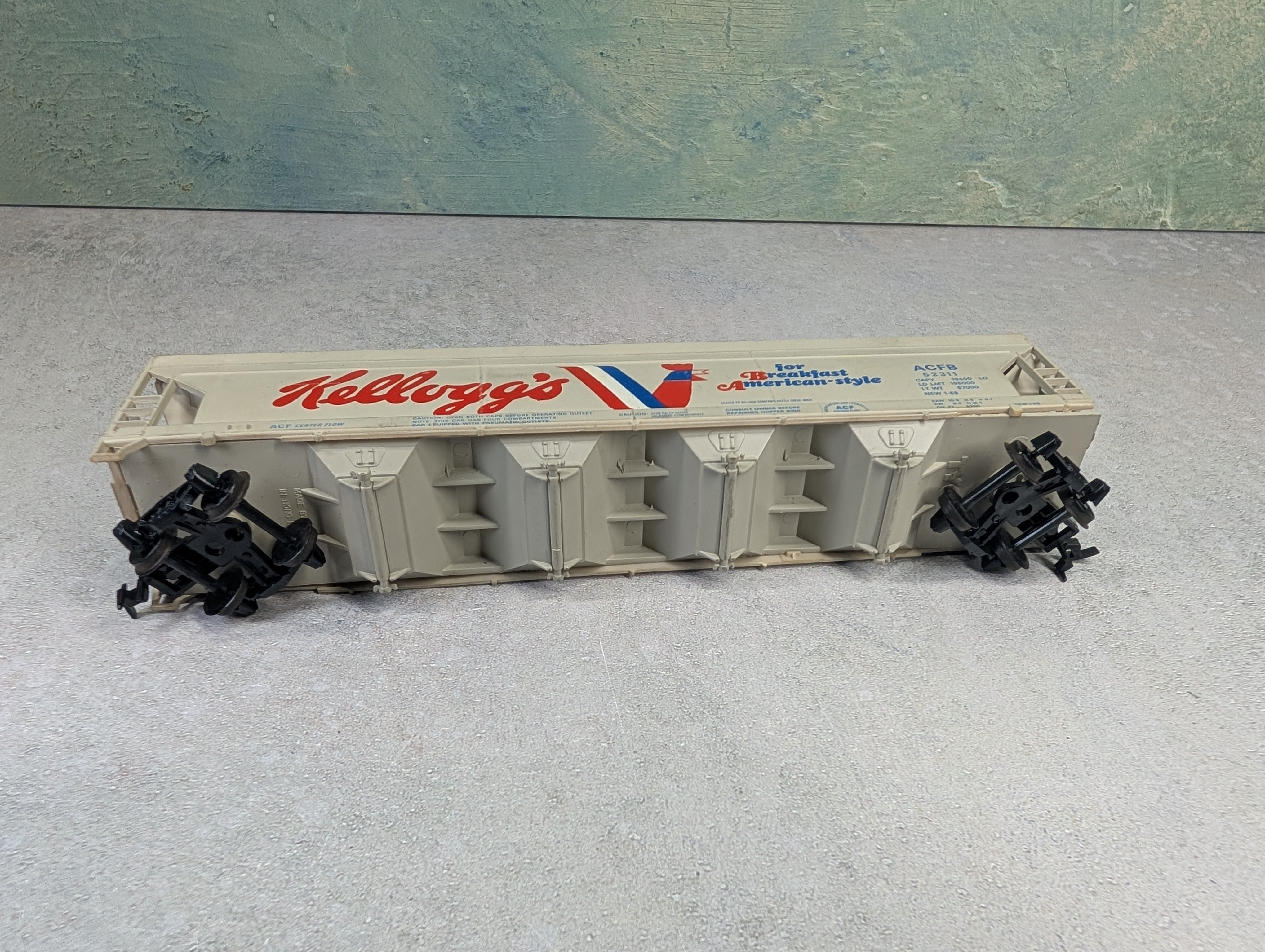 USED Tyco HO Scale ACF Centerflow Covered Hopper Kellogg's ACFB #52311