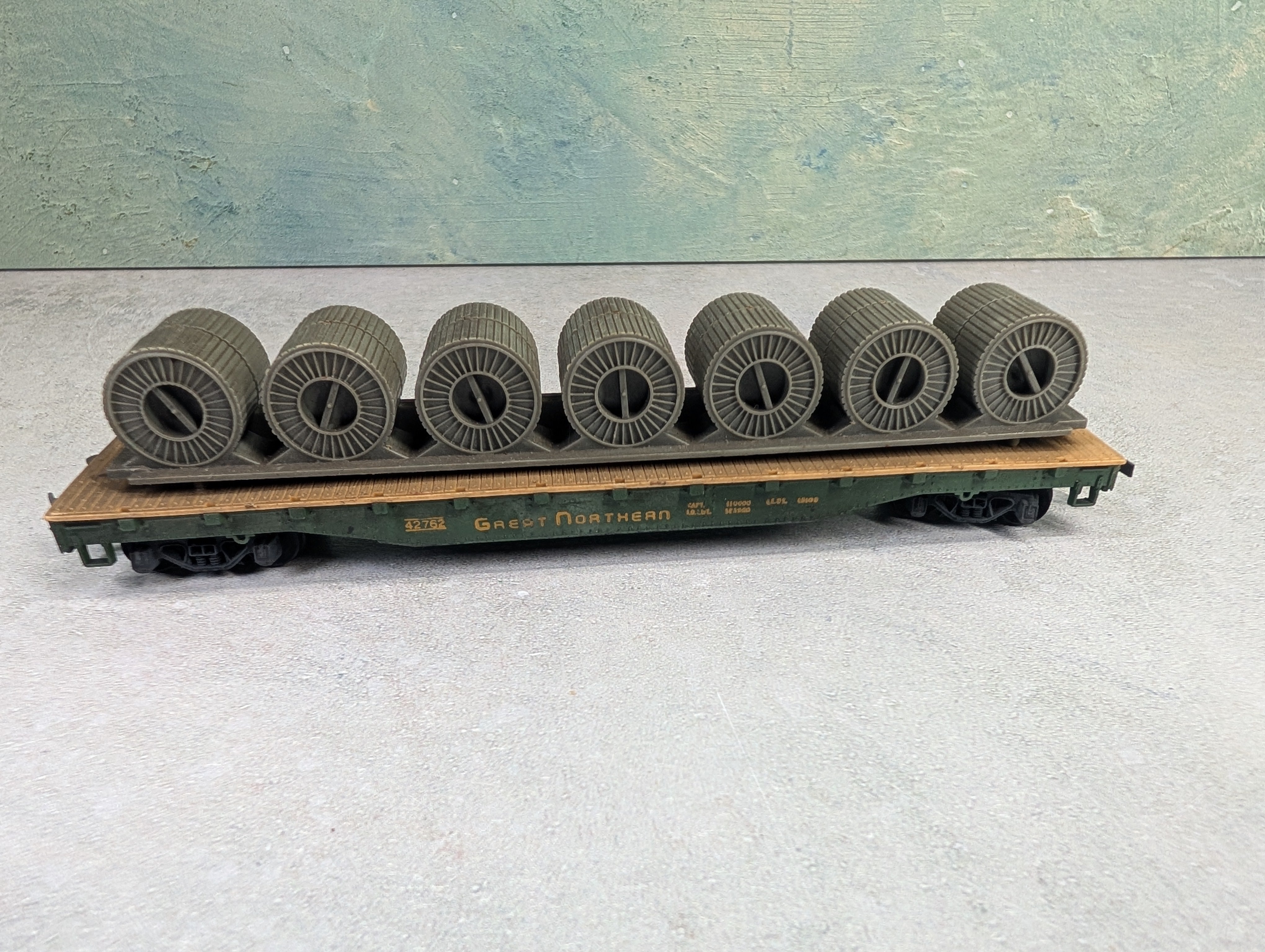 USED Mantua HO Scale Flat Car w/ Load Great Northern #42762