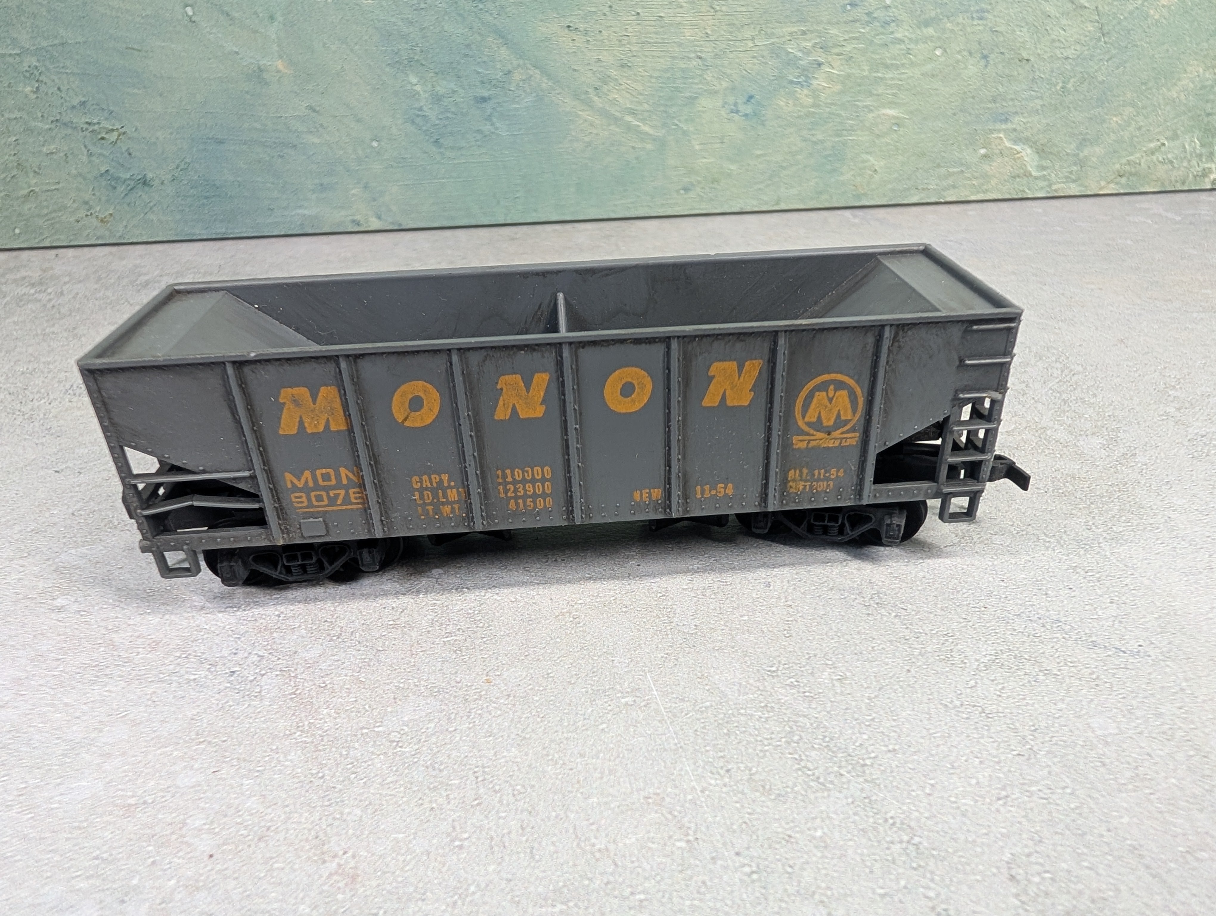 USED HO Scale Operating Hopper Monon MON #9076