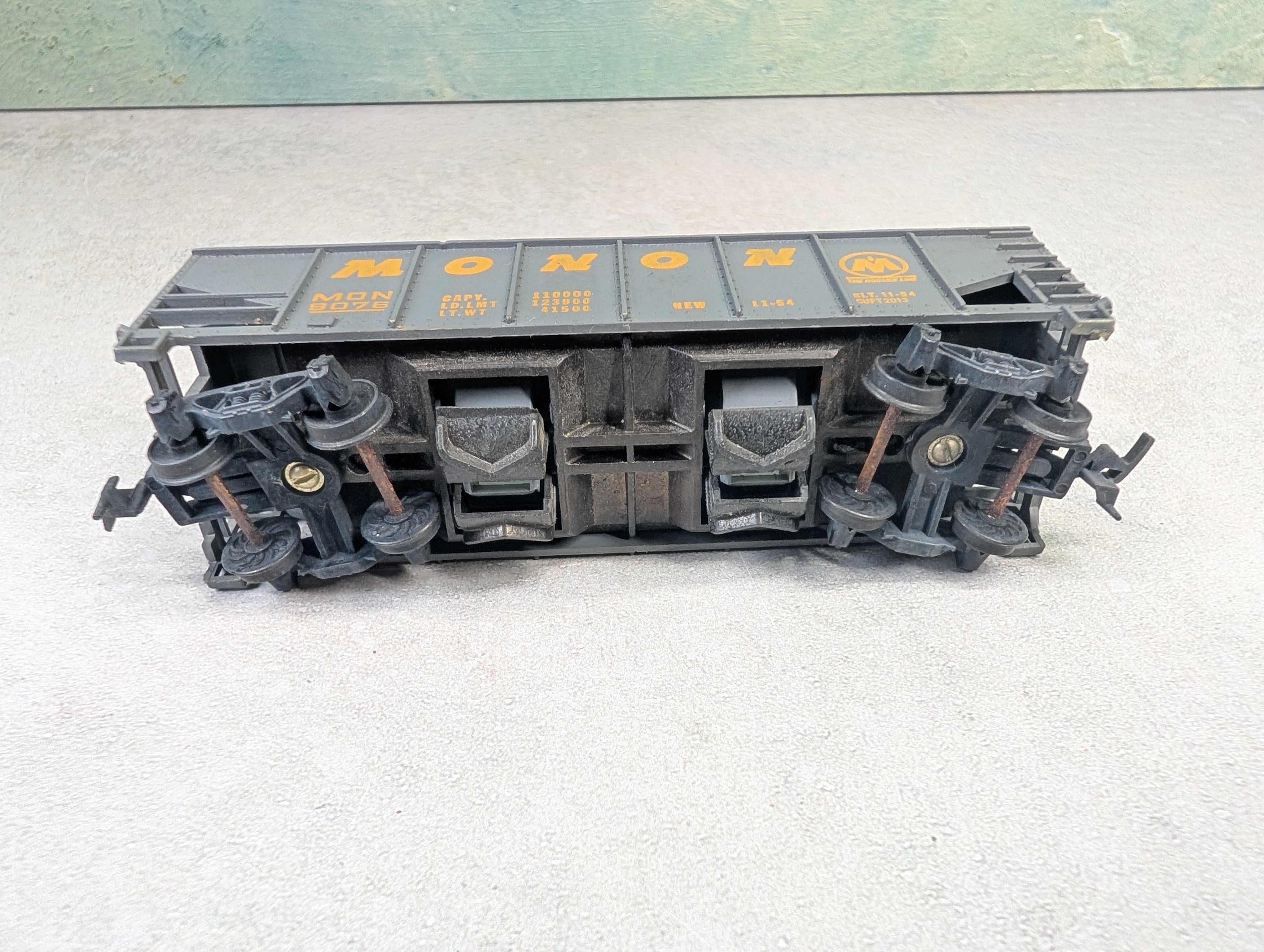 USED HO Scale Operating Hopper Monon MON #9076