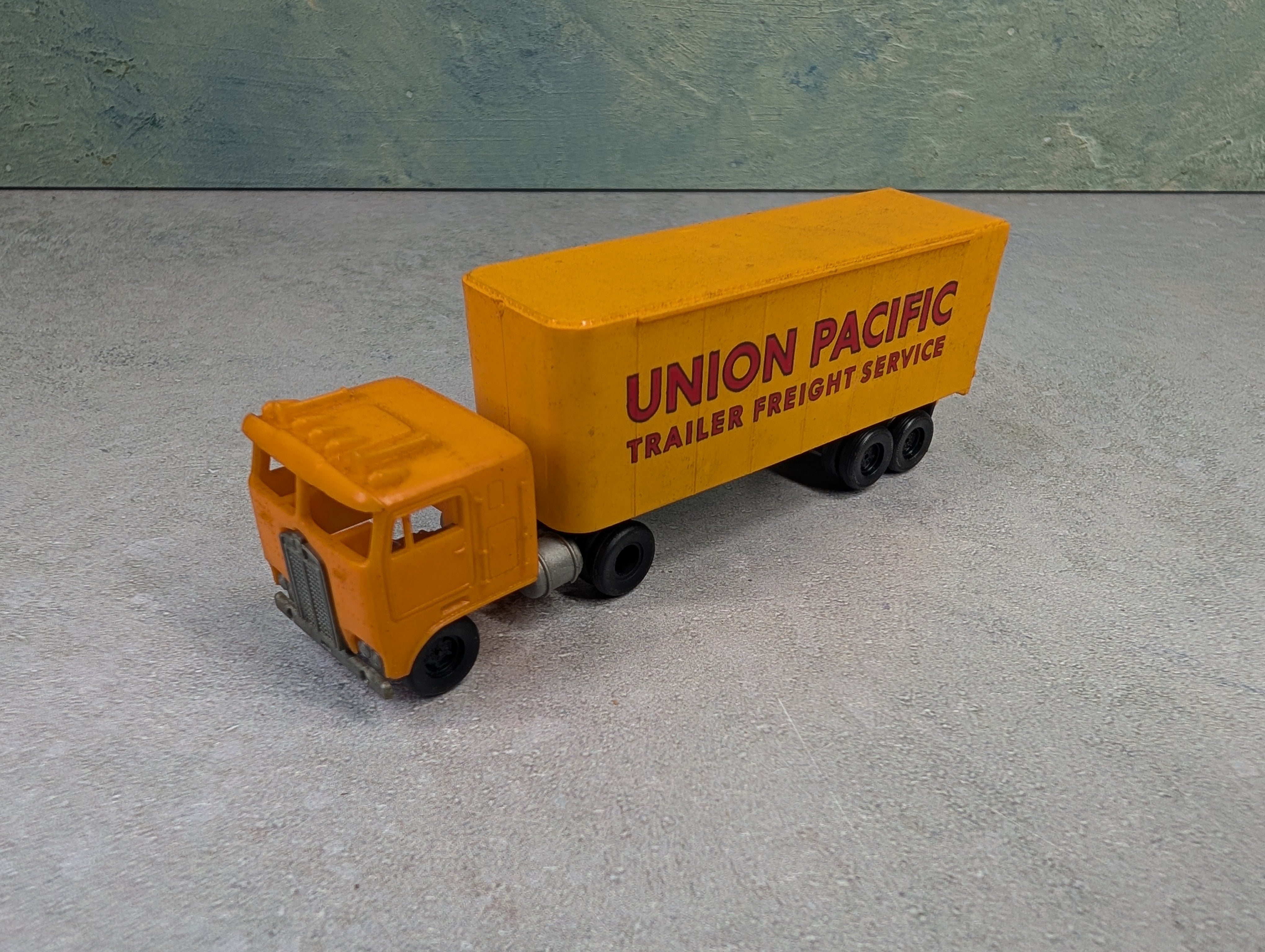 USED Tyco HO Scale Truck & Piggy Back Trailer Union Pacific