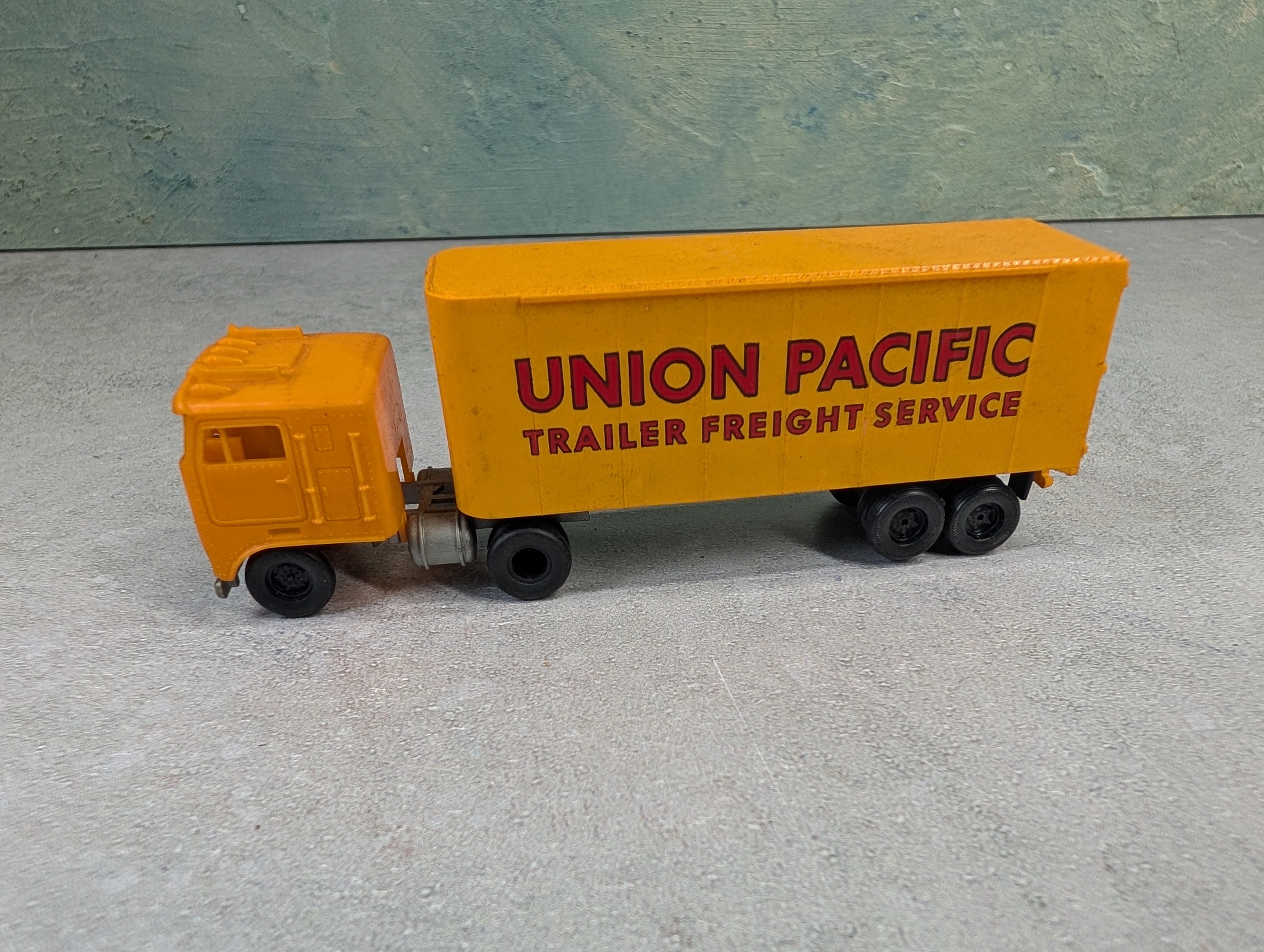 USED Tyco HO Scale Truck & Piggy Back Trailer Union Pacific