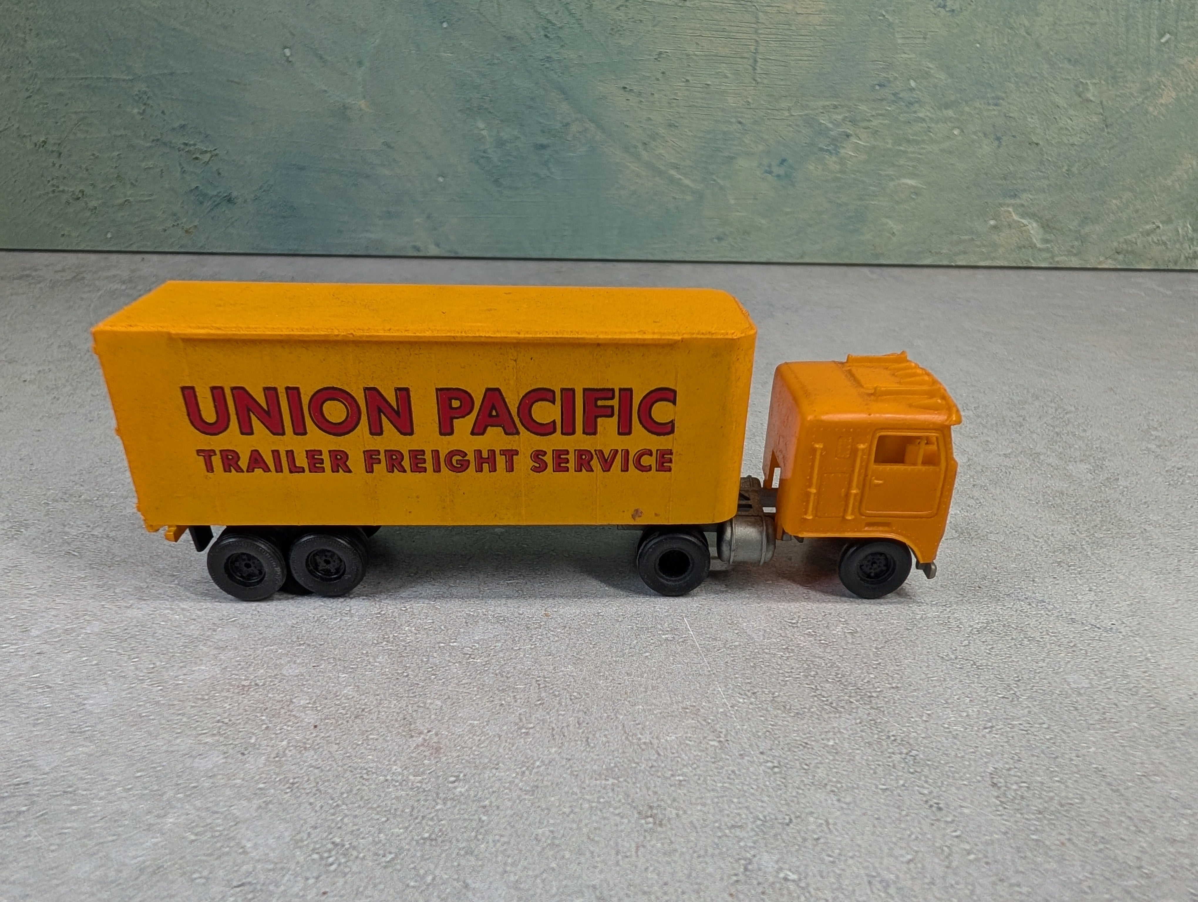 USED Tyco HO Scale Truck & Piggy Back Trailer Union Pacific