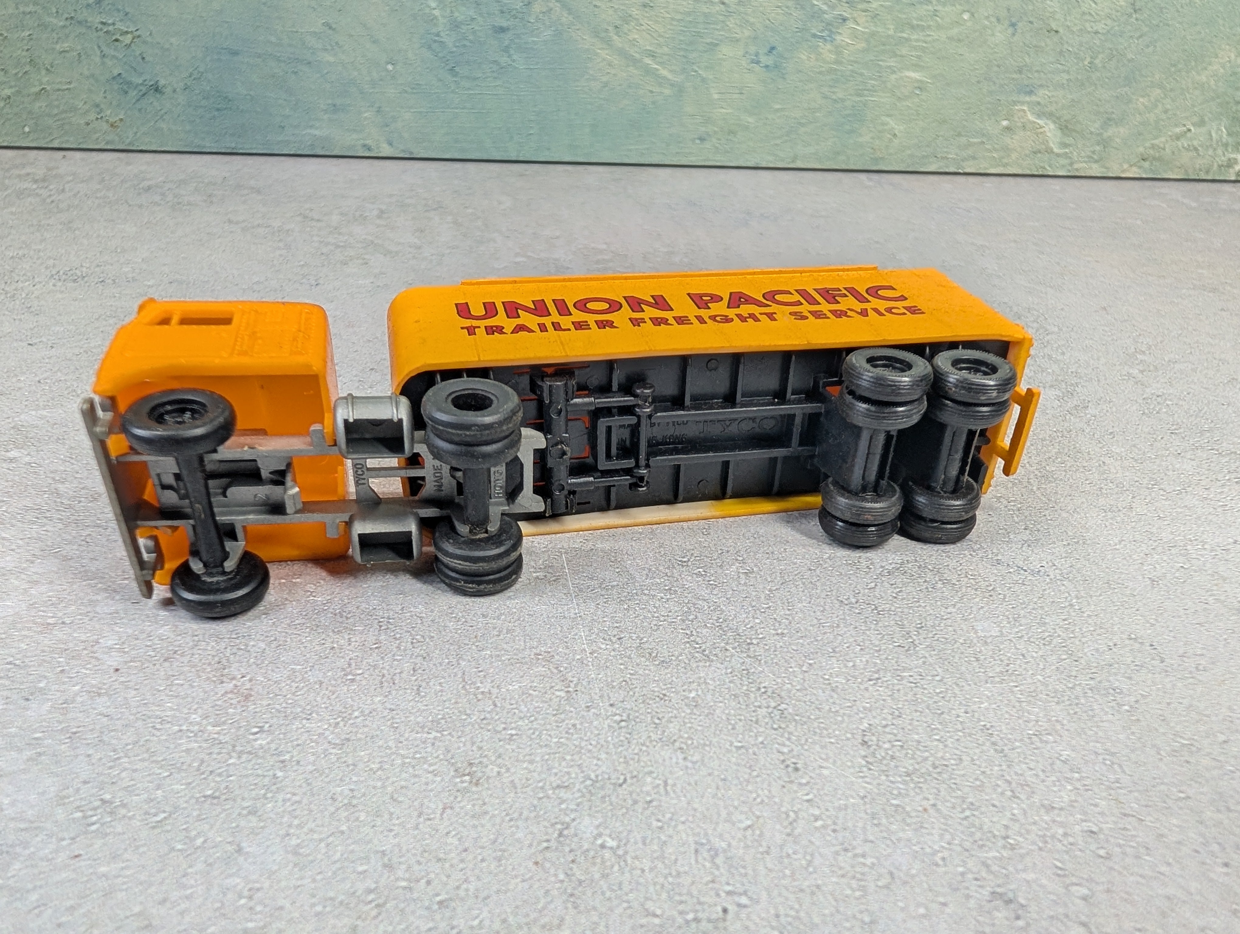 USED Tyco HO Scale Truck & Piggy Back Trailer Union Pacific