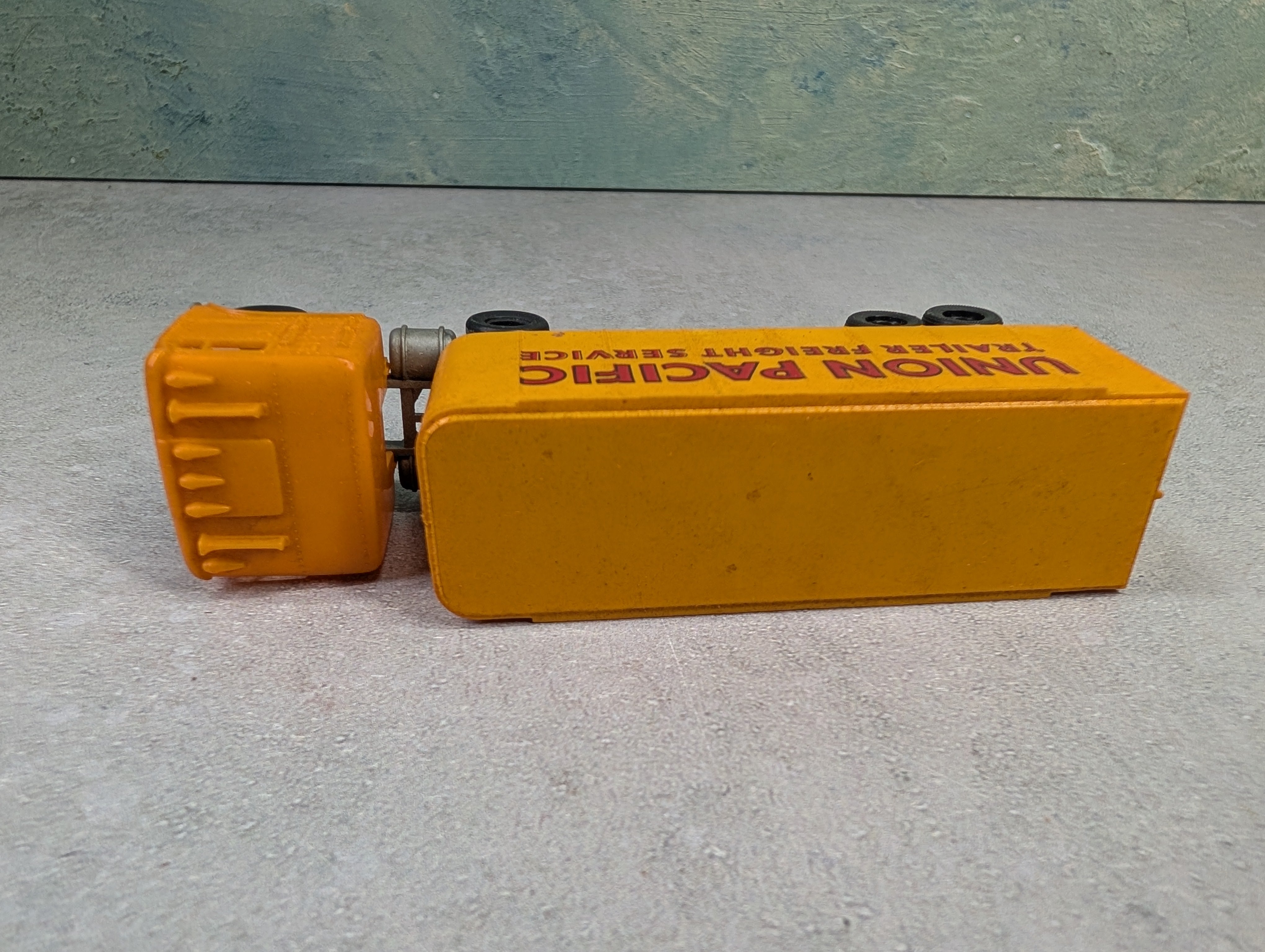 USED Tyco HO Scale Truck & Piggy Back Trailer Union Pacific