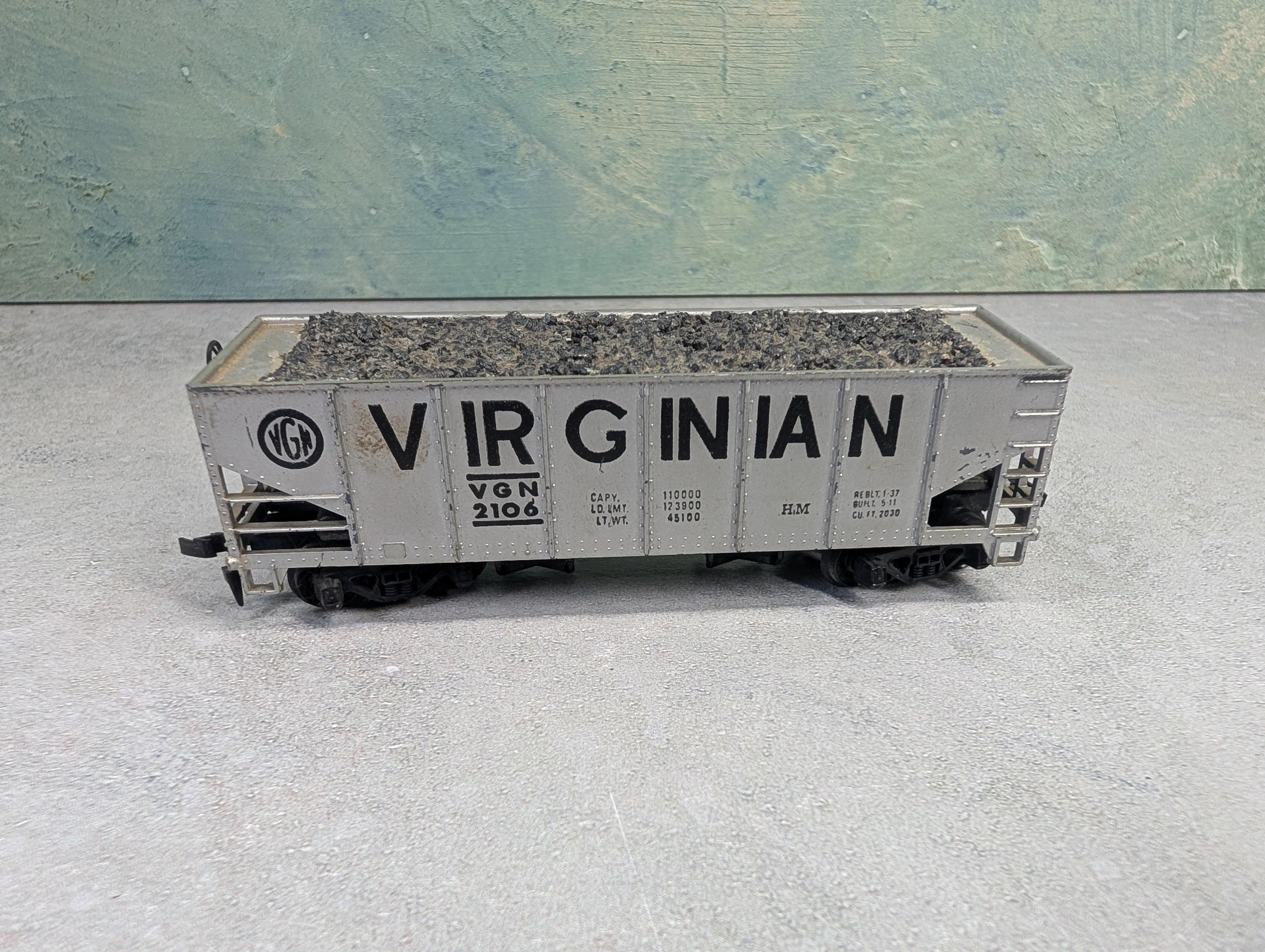 USED HO Scale Operating Hopper Virginian VGN #2106 w/ Coal Load