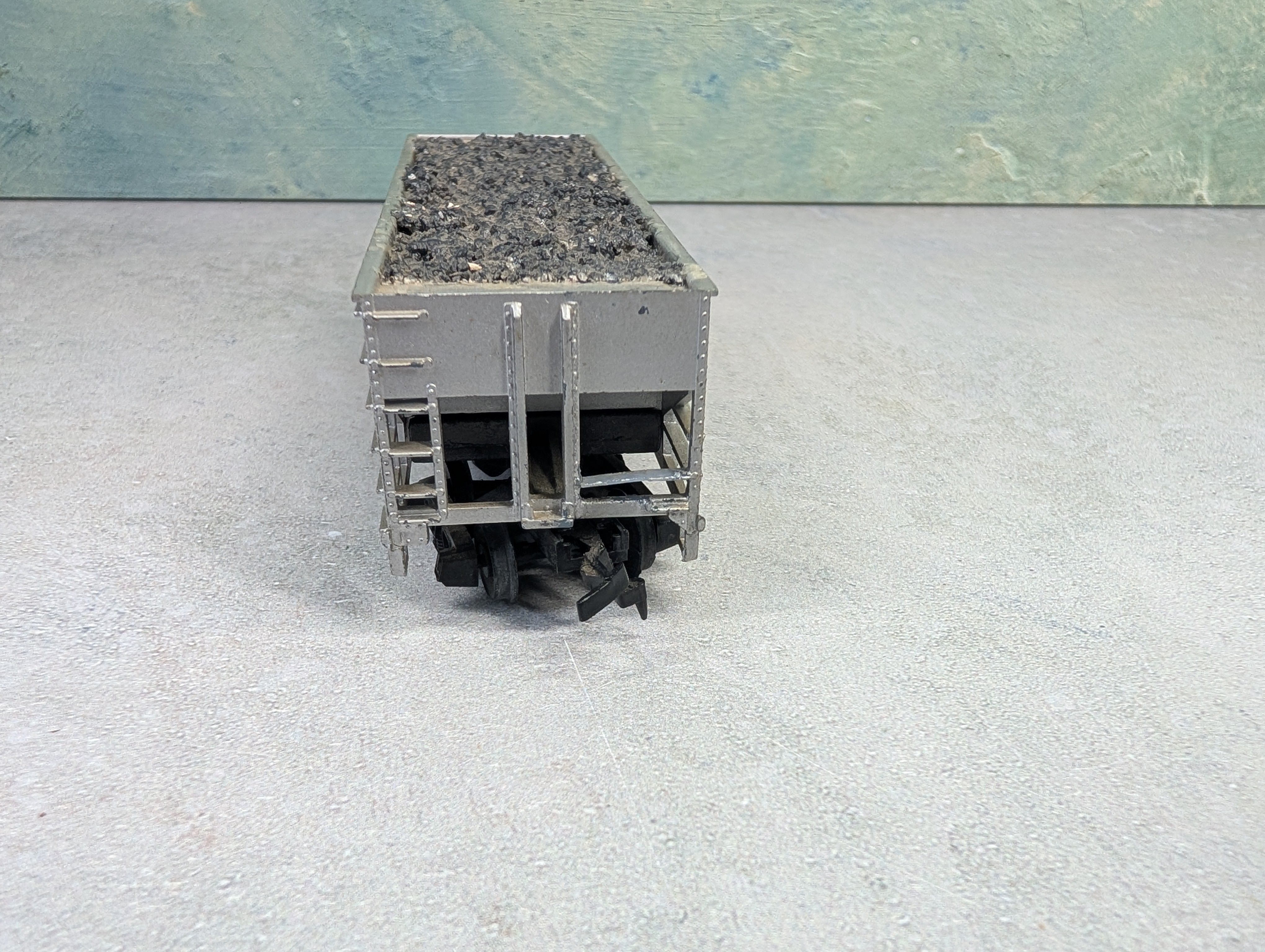 USED HO Scale Operating Hopper Virginian VGN #2106 w/ Coal Load