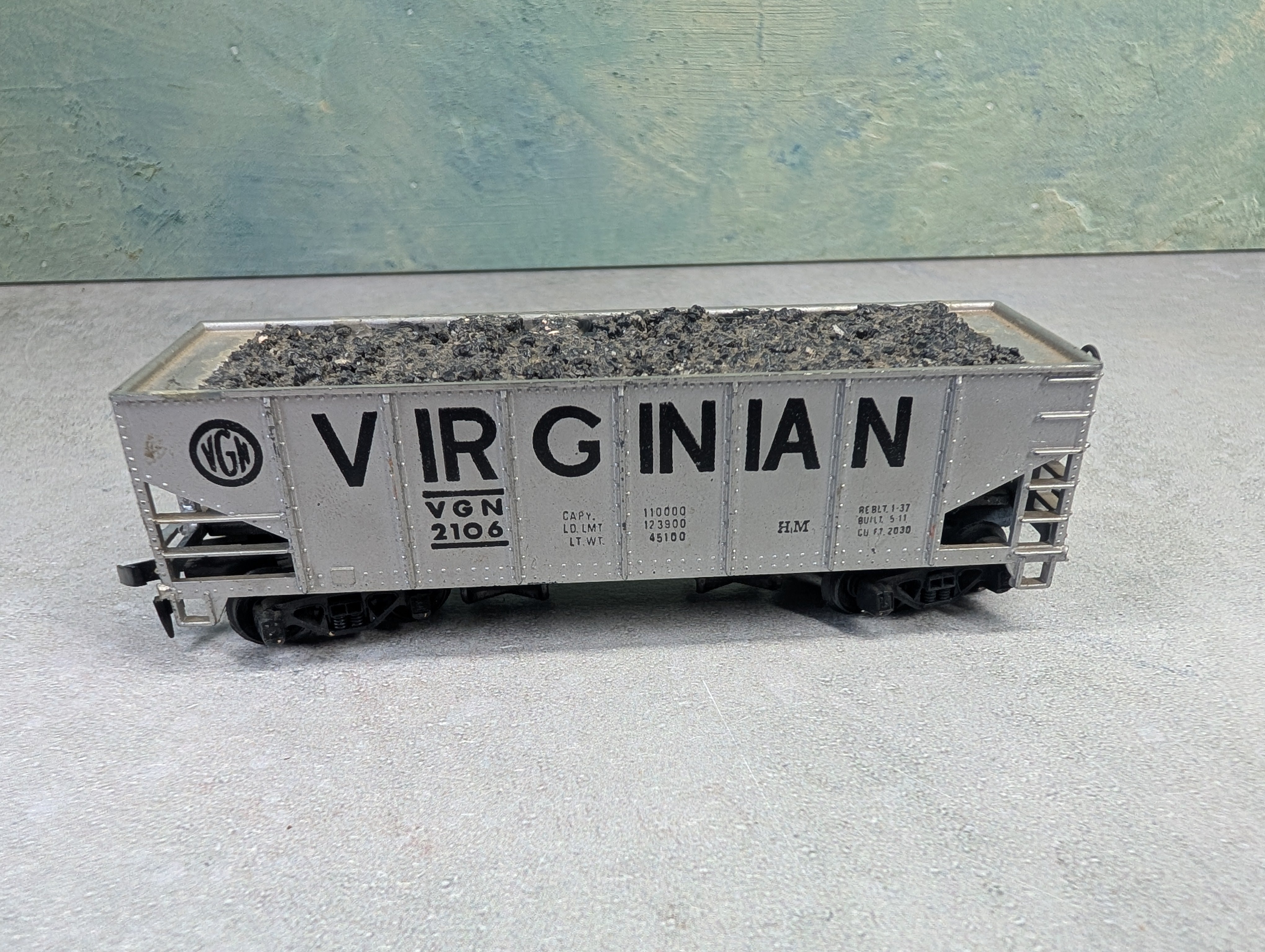 USED HO Scale Operating Hopper Virginian VGN #2106 w/ Coal Load
