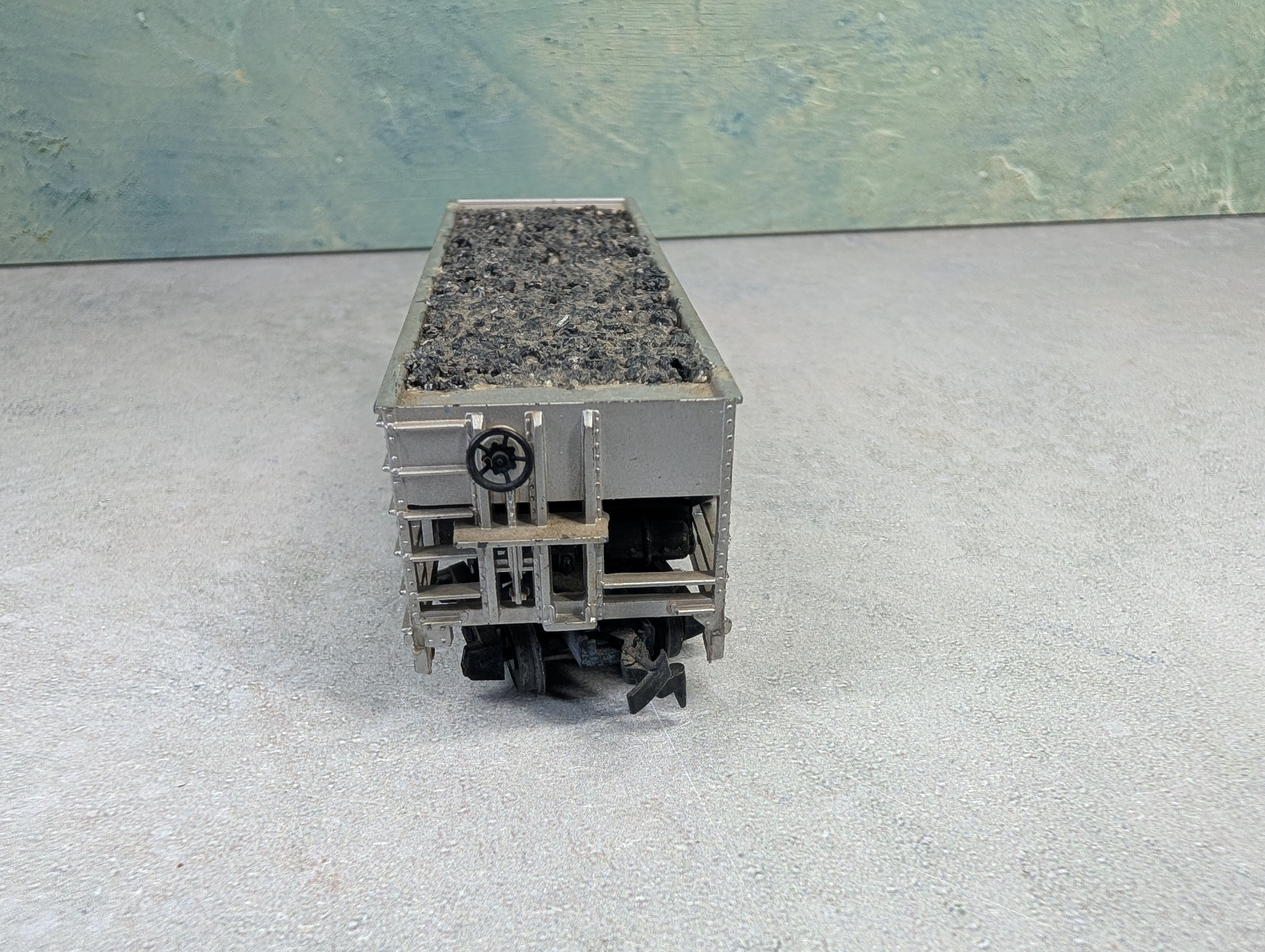 USED HO Scale Operating Hopper Virginian VGN #2106 w/ Coal Load