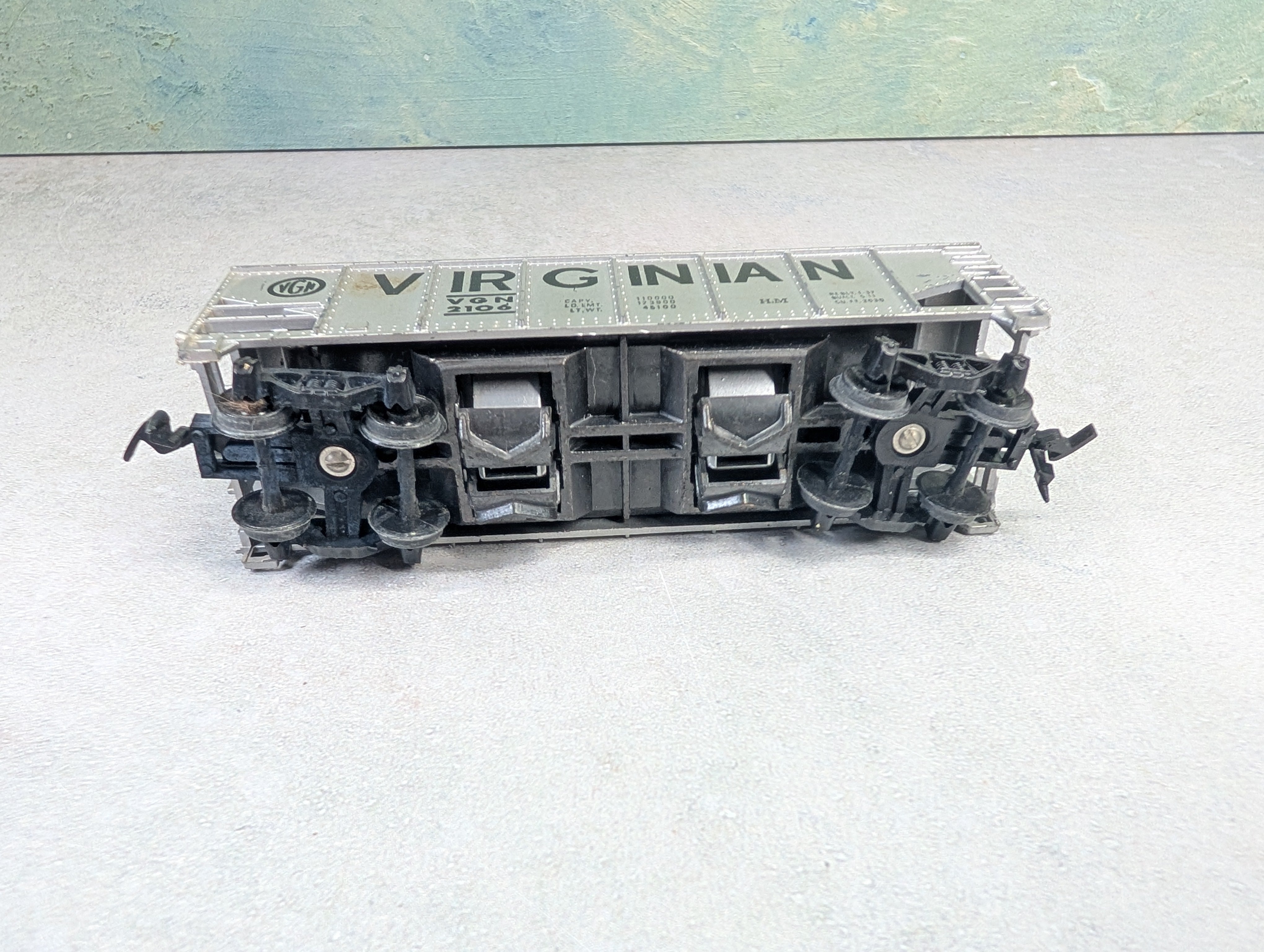 USED HO Scale Operating Hopper Virginian VGN #2106 w/ Coal Load