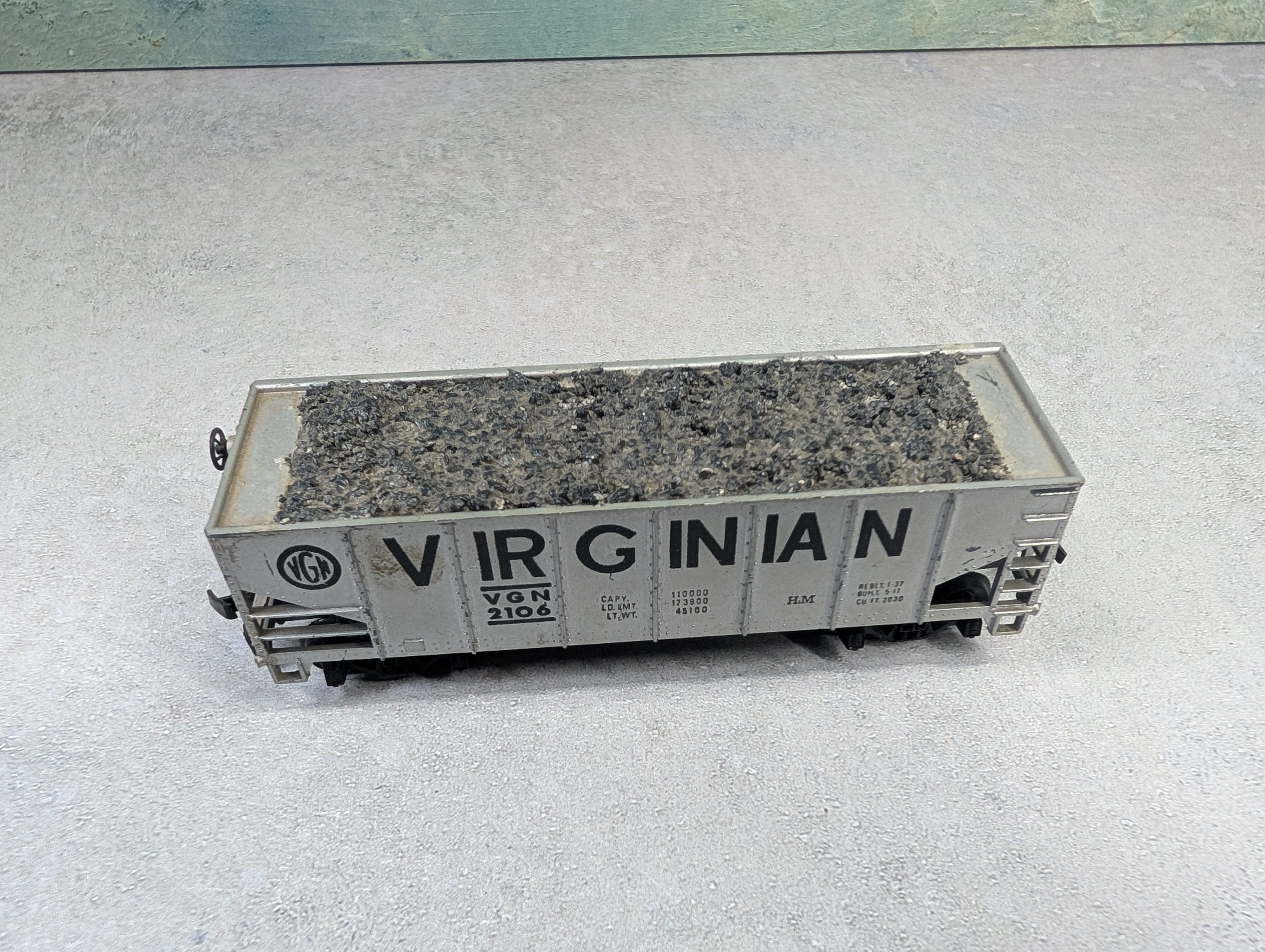 USED HO Scale Operating Hopper Virginian VGN #2106 w/ Coal Load