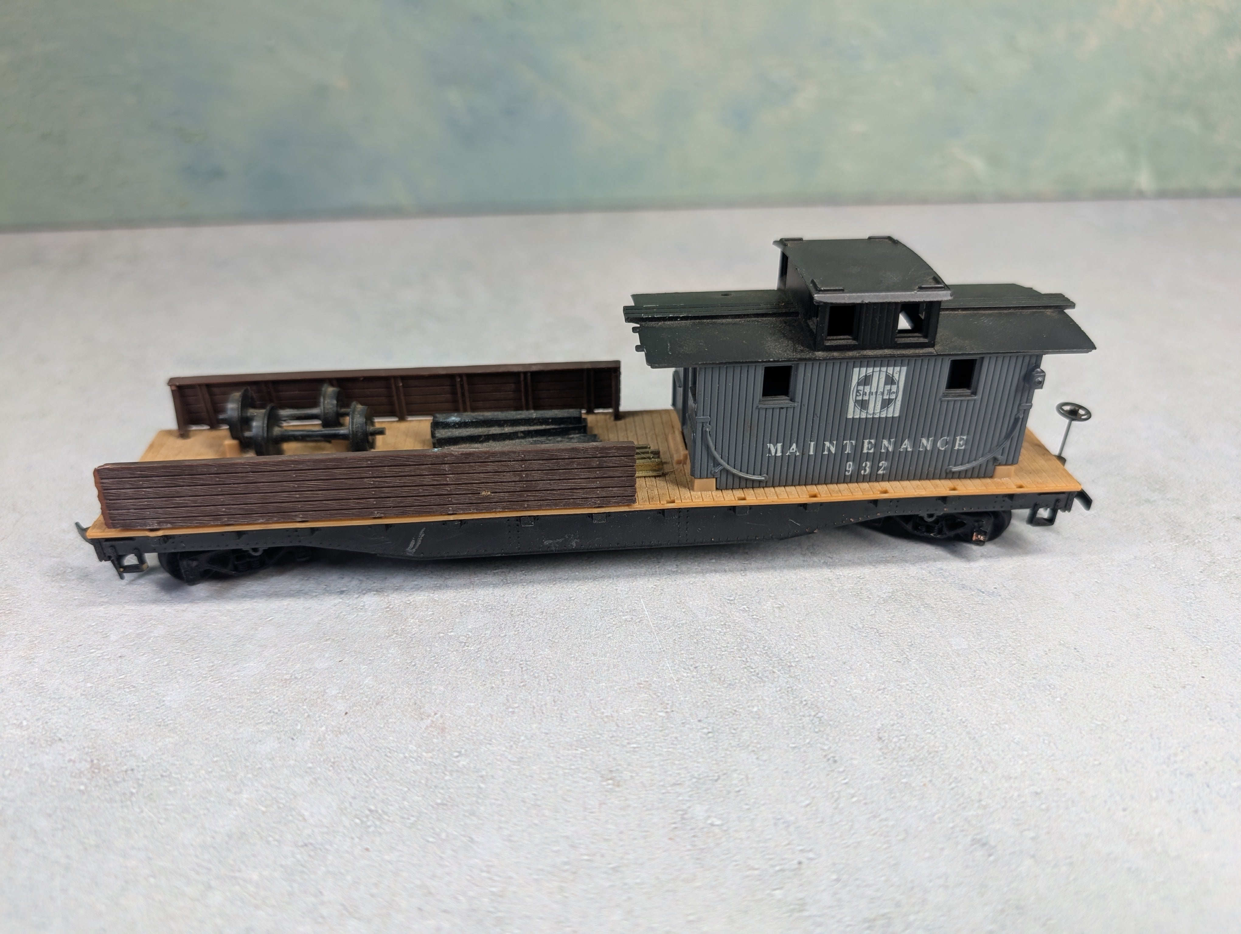USED Mantua HO Scale Maintenance Caboose Santa Fe #932