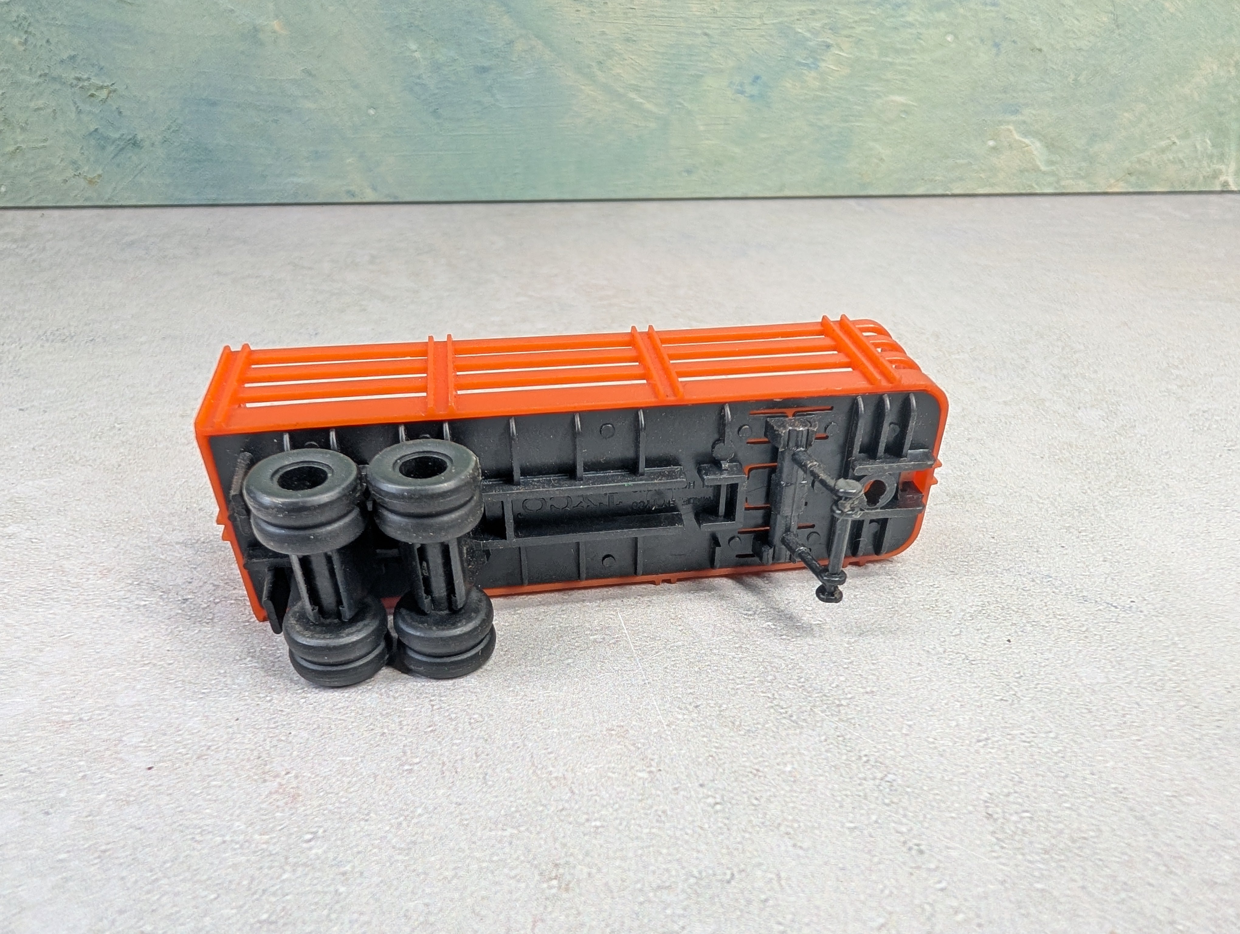USED Tyco HO Scale Orange Stake Piggy Trailer