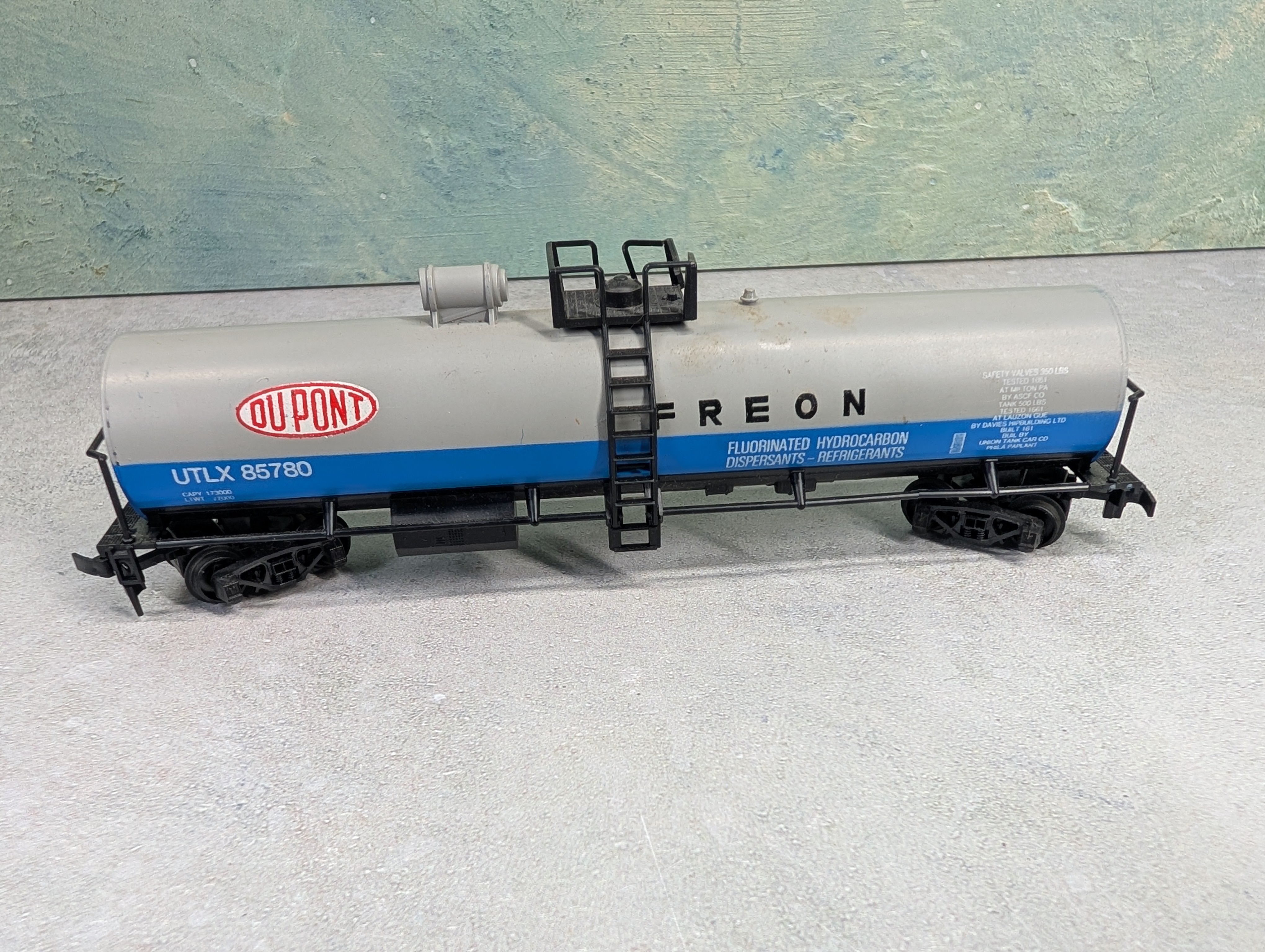 USED Roco HO Scale Freon Tank Car DuPont UTLX #85780