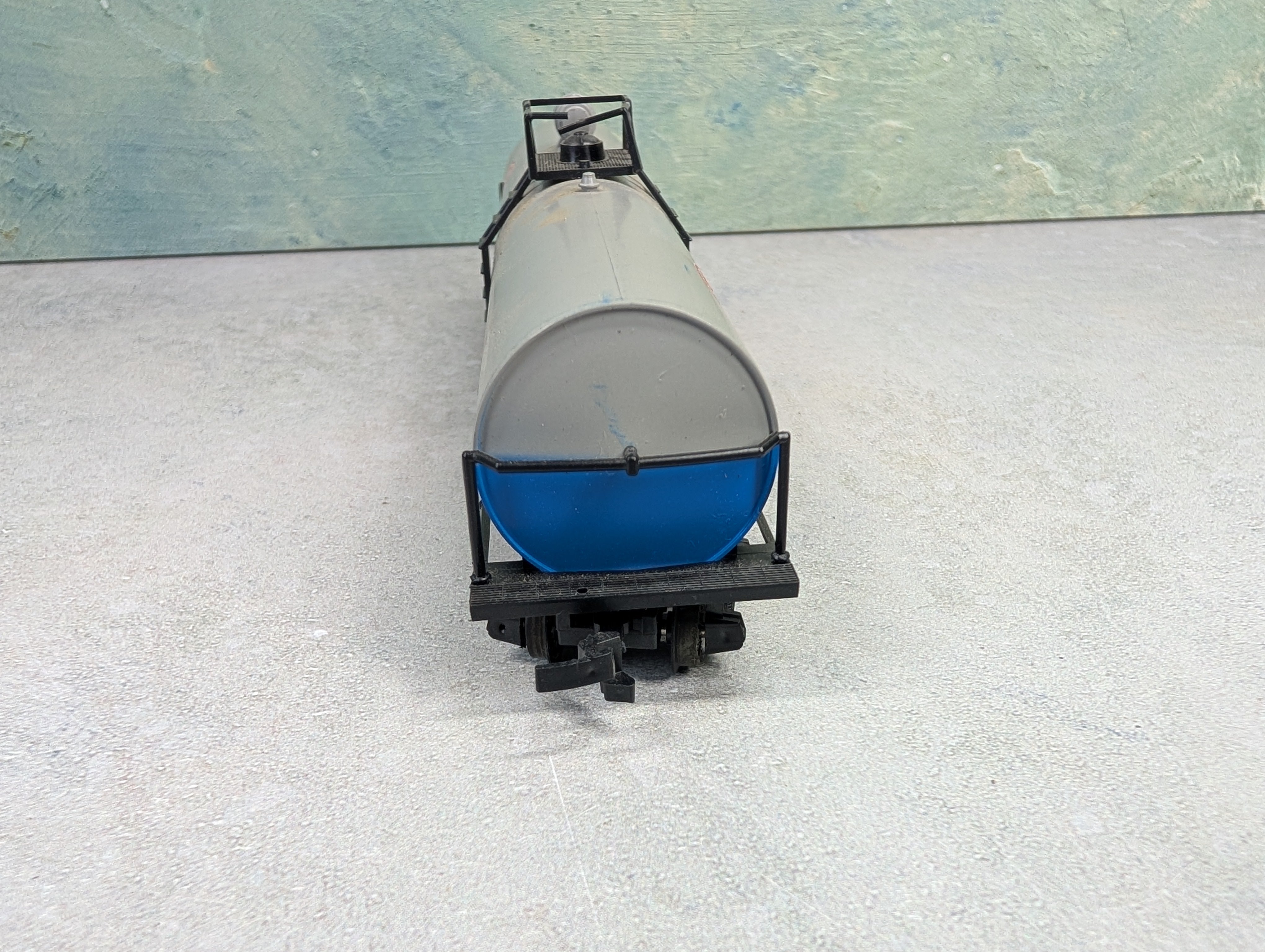 USED Roco HO Scale Freon Tank Car DuPont UTLX #85780