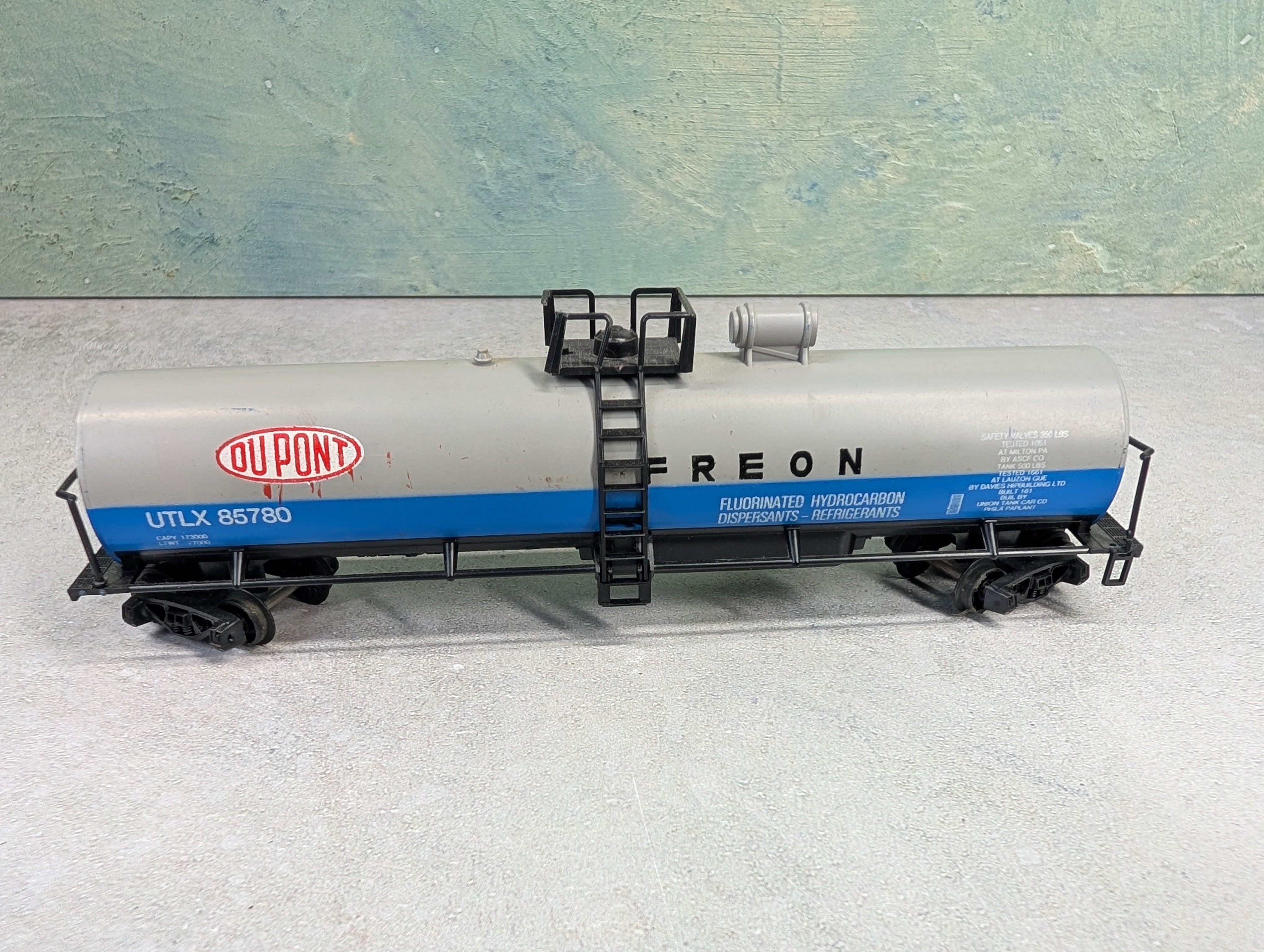 USED Roco HO Scale Freon Tank Car DuPont UTLX #85780