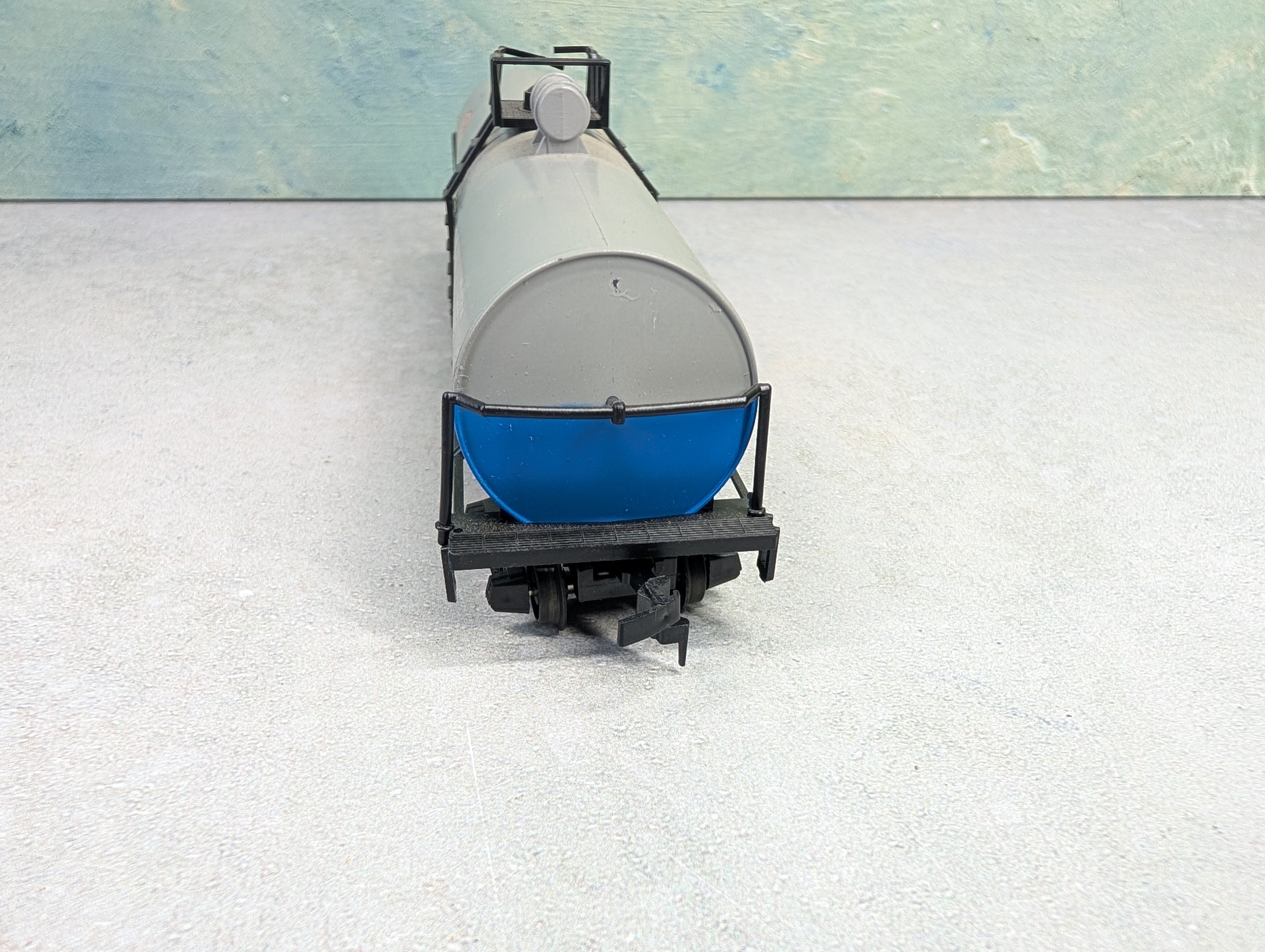 USED Roco HO Scale Freon Tank Car DuPont UTLX #85780