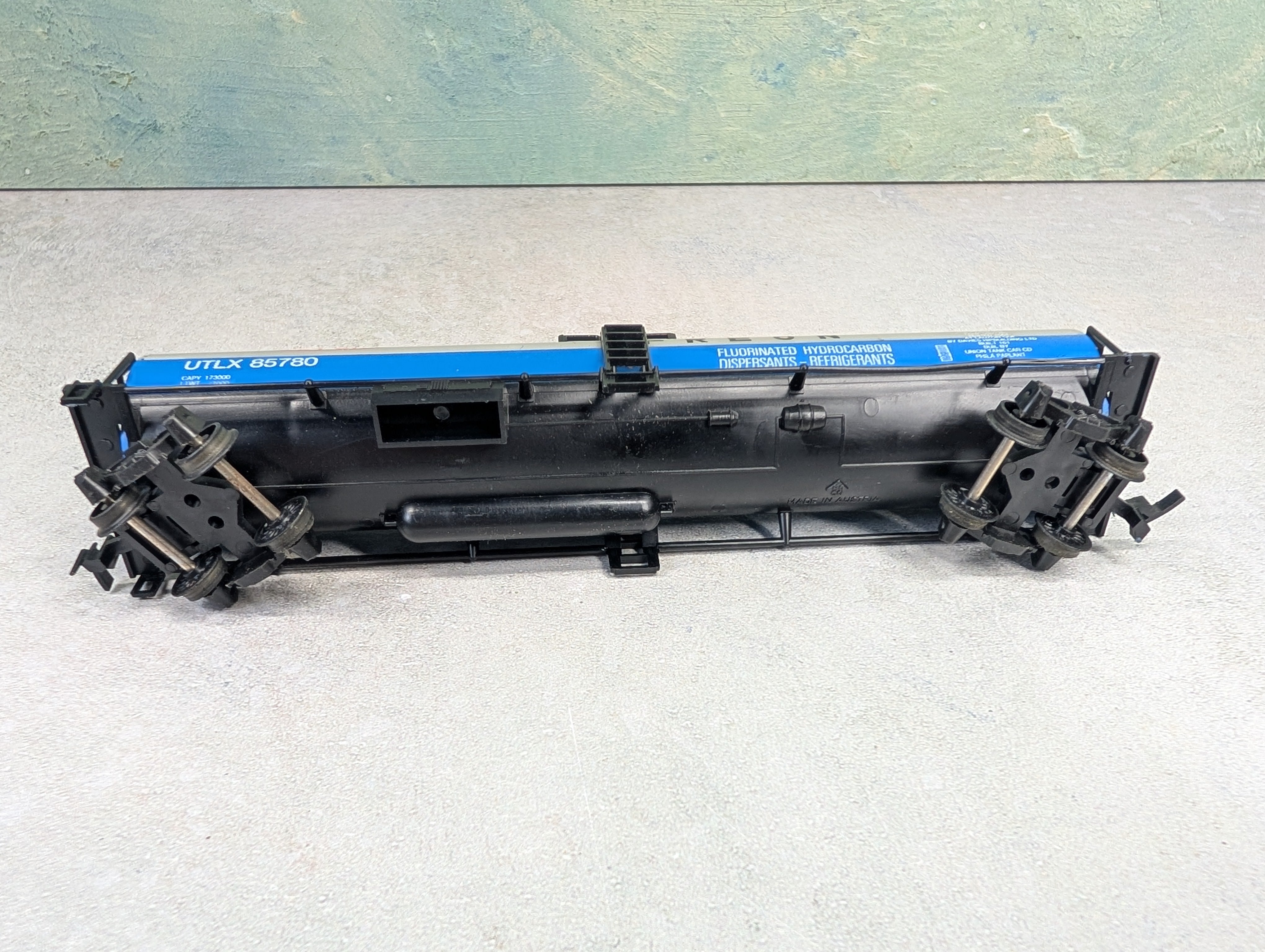 USED Roco HO Scale Freon Tank Car DuPont UTLX #85780
