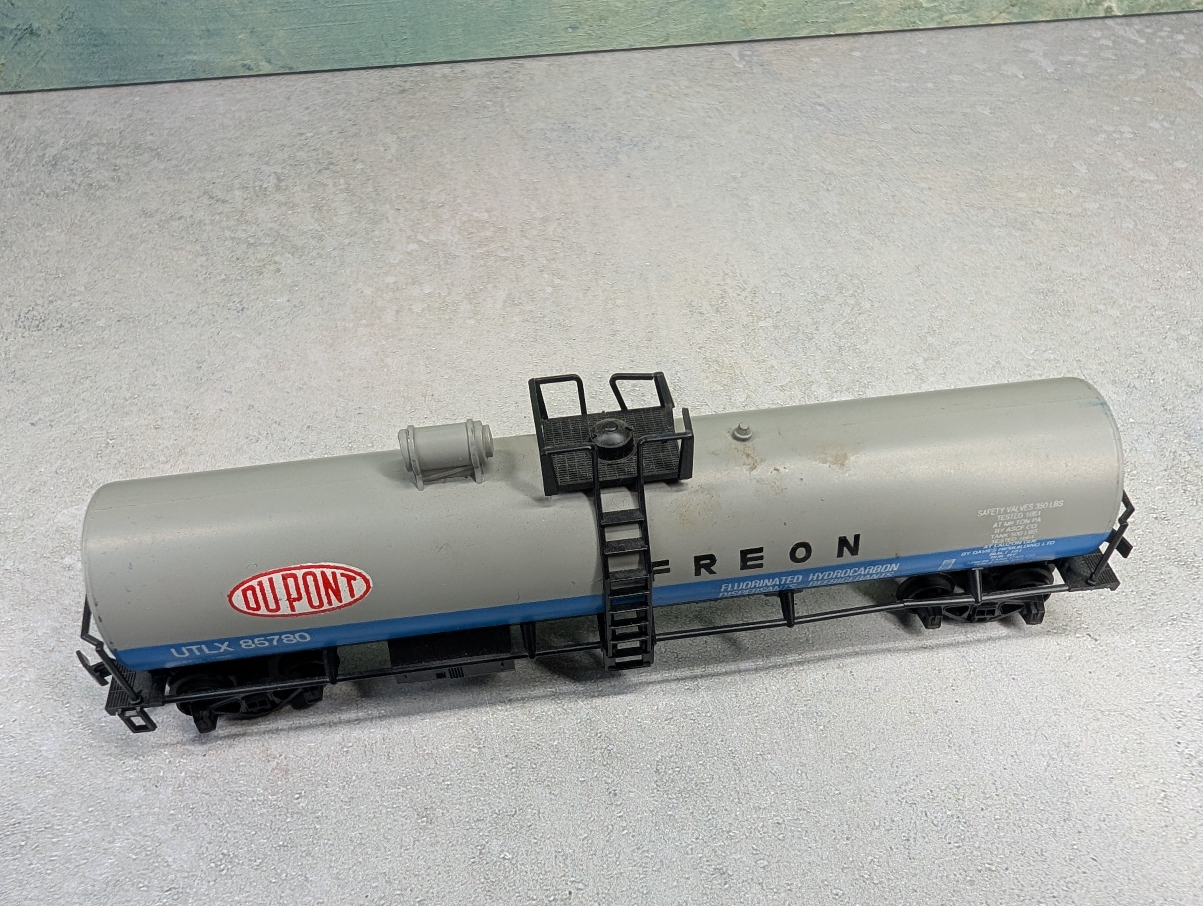 USED Roco HO Scale Freon Tank Car DuPont UTLX #85780