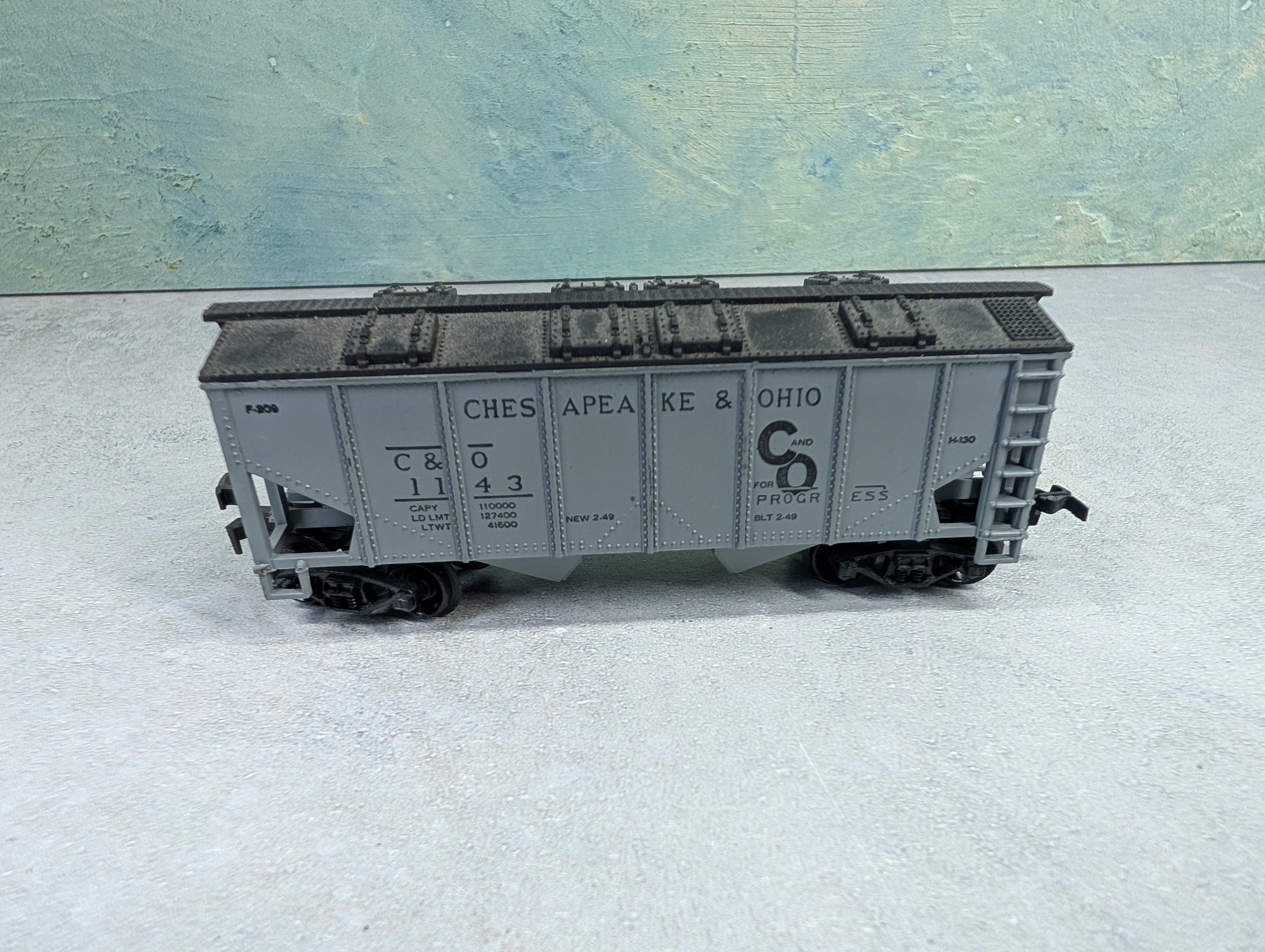 USED HO Scale 2 Bay Covered Hopper Chesapeake and Ohio C&O #1143